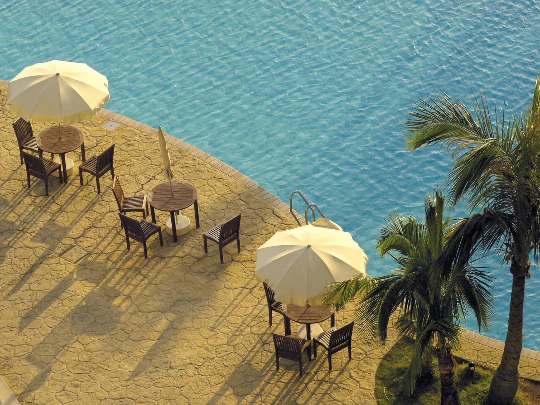 Swimming pool in Hotel Nikko Alivila