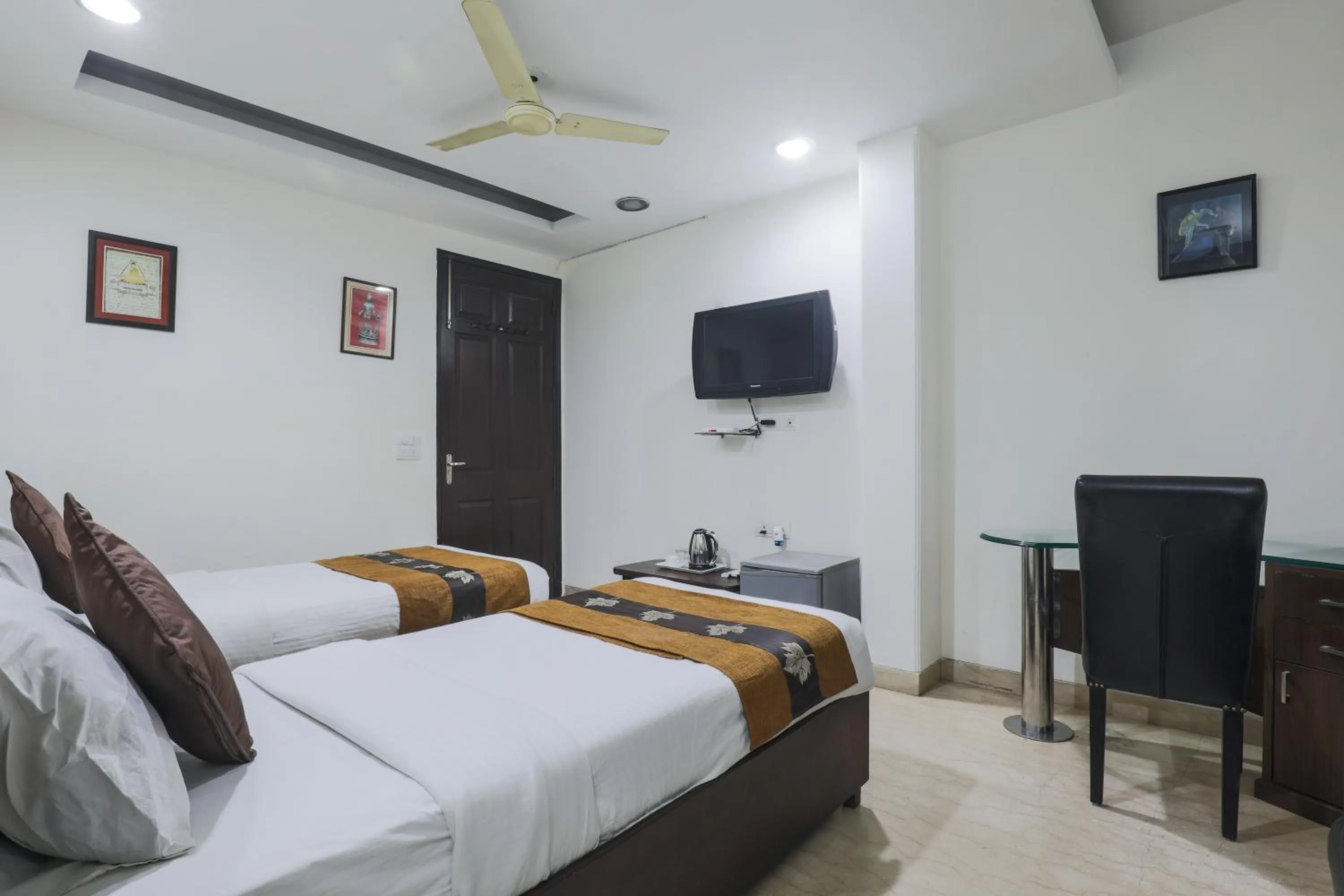 Photo of the whole room, Bed in Hermitage by The Cosy Hotels Near Lotus Temple