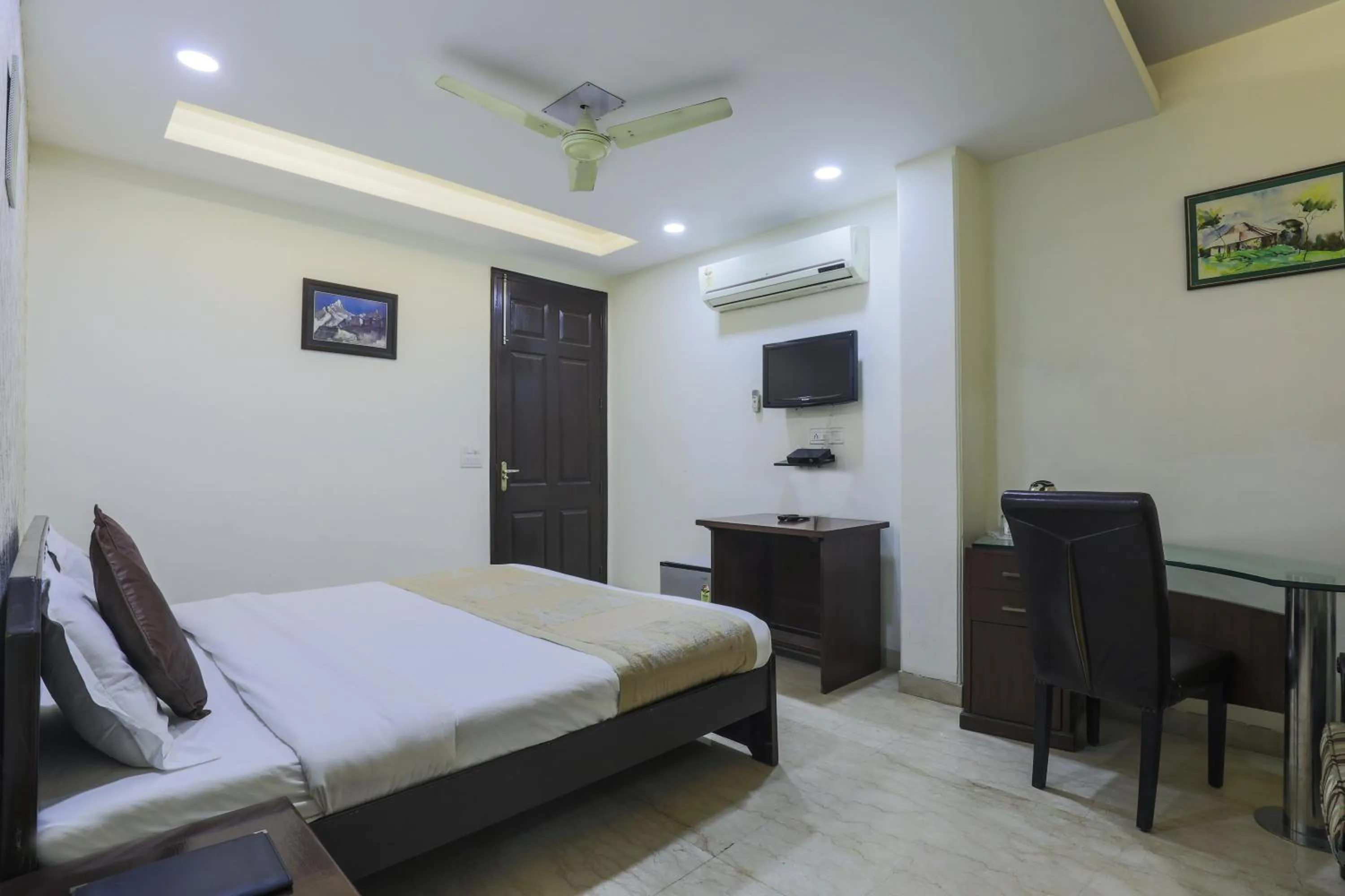 Photo of the whole room, Bed in Hermitage by The Cosy Hotels Near Lotus Temple