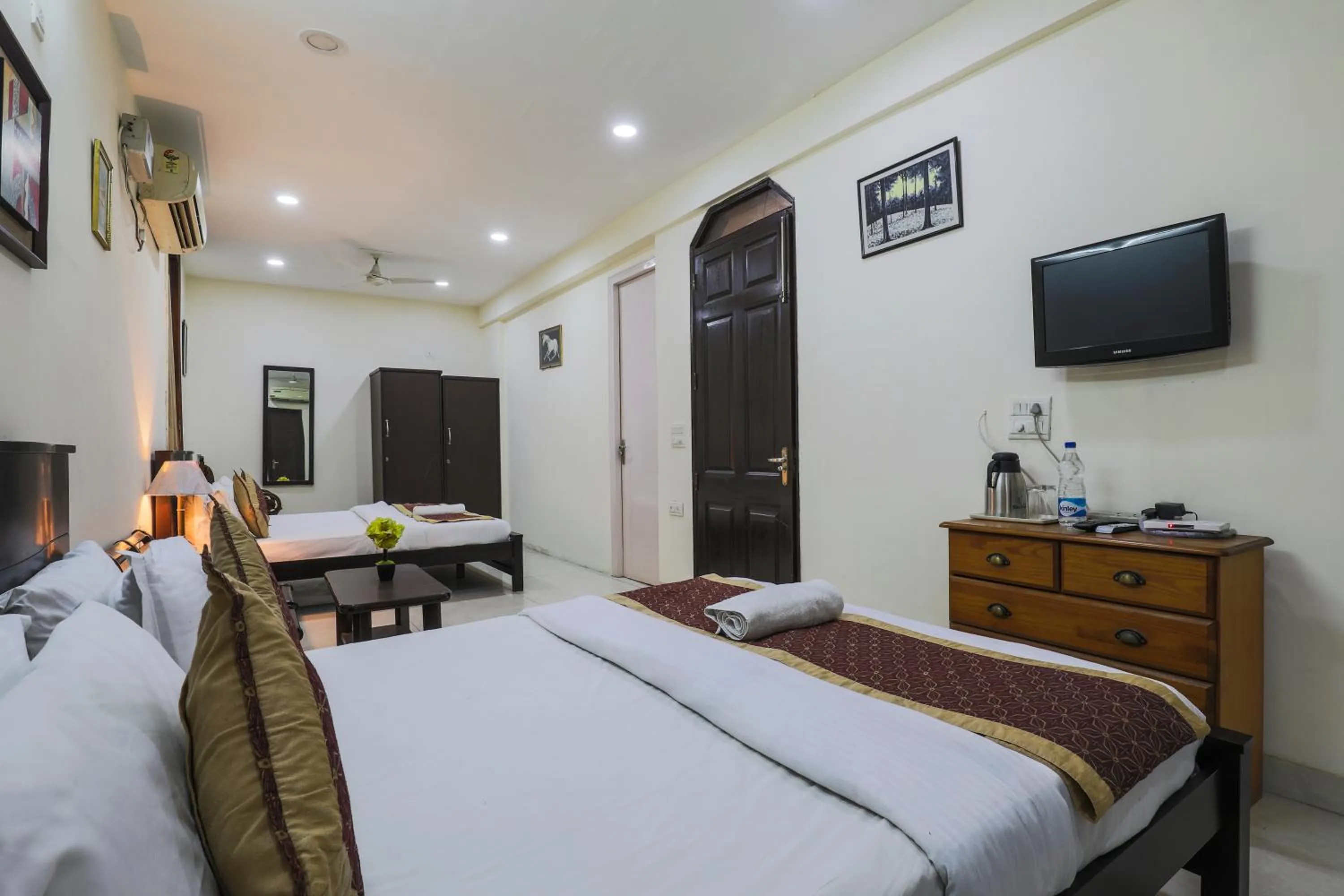 Photo of the whole room, Bed in Hermitage by The Cosy Hotels Near Lotus Temple