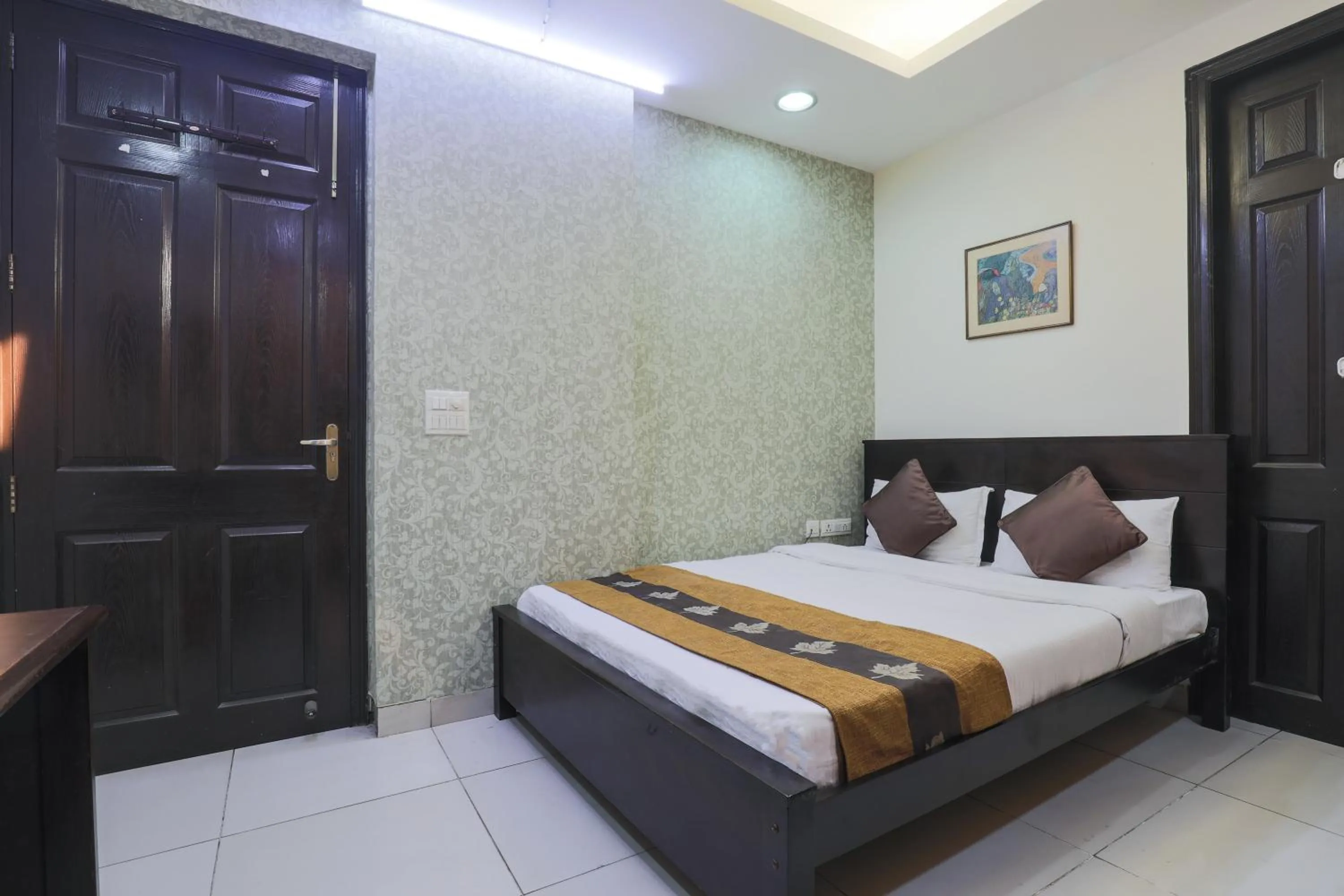 Photo of the whole room, Bed in Hermitage by The Cosy Hotels Near Lotus Temple