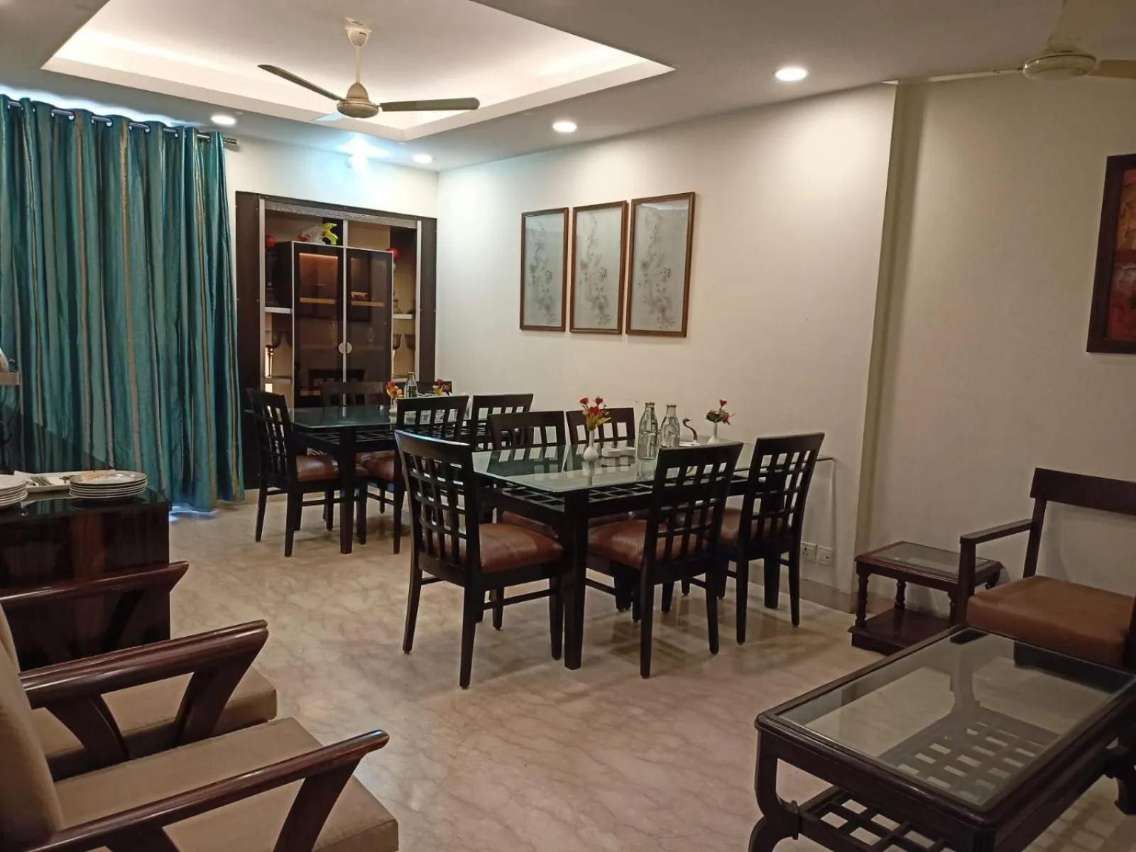 Restaurant/places to eat in Hermitage by The Cosy Hotels Near Lotus Temple