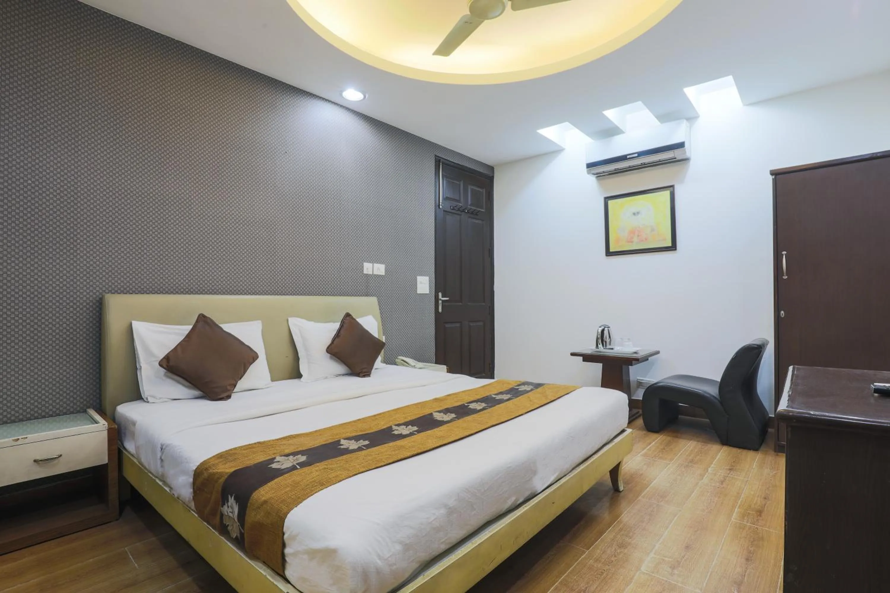 Photo of the whole room, Bed in Hermitage by The Cosy Hotels Near Lotus Temple