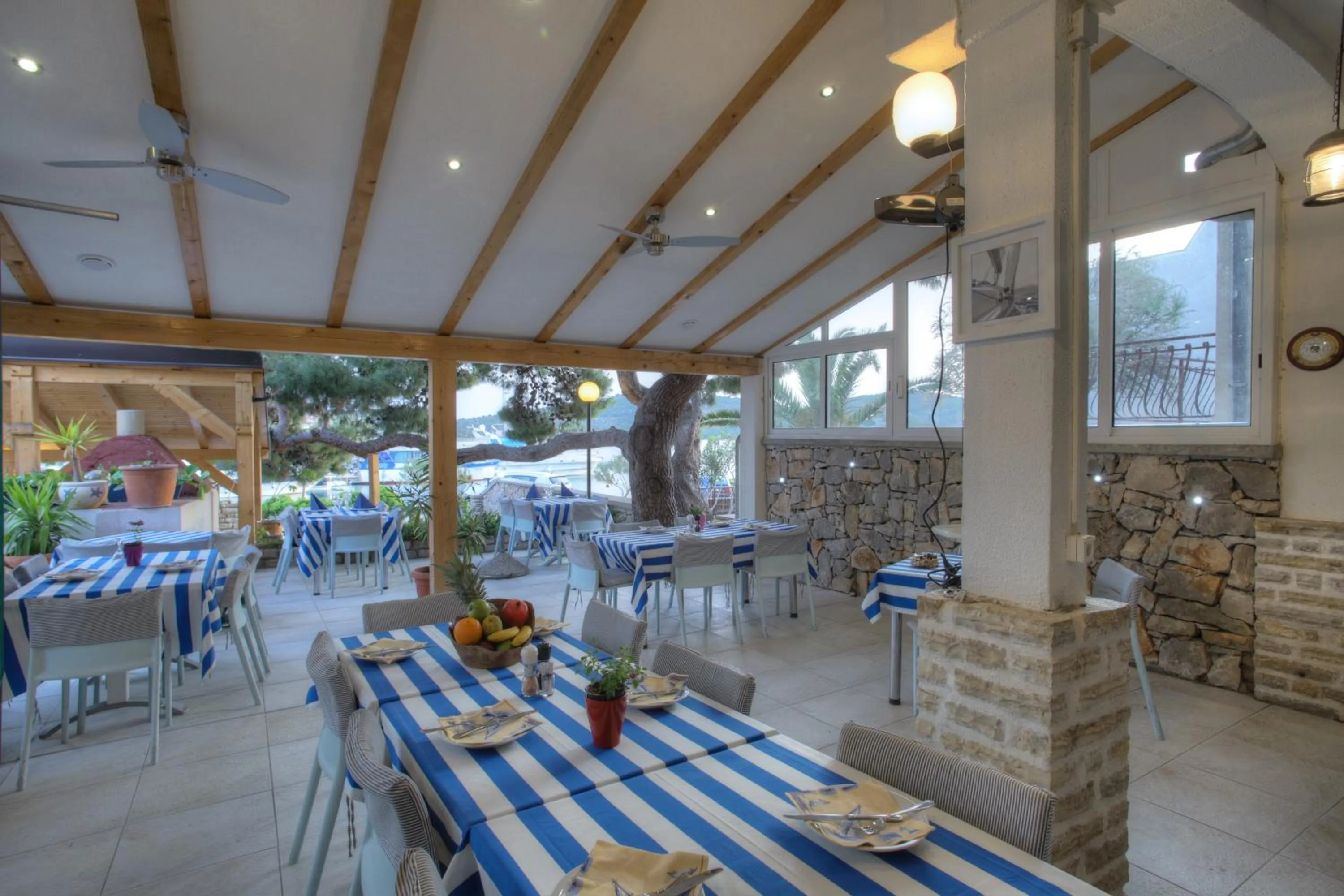 Restaurant/places to eat in Gina Bed & Breakfast