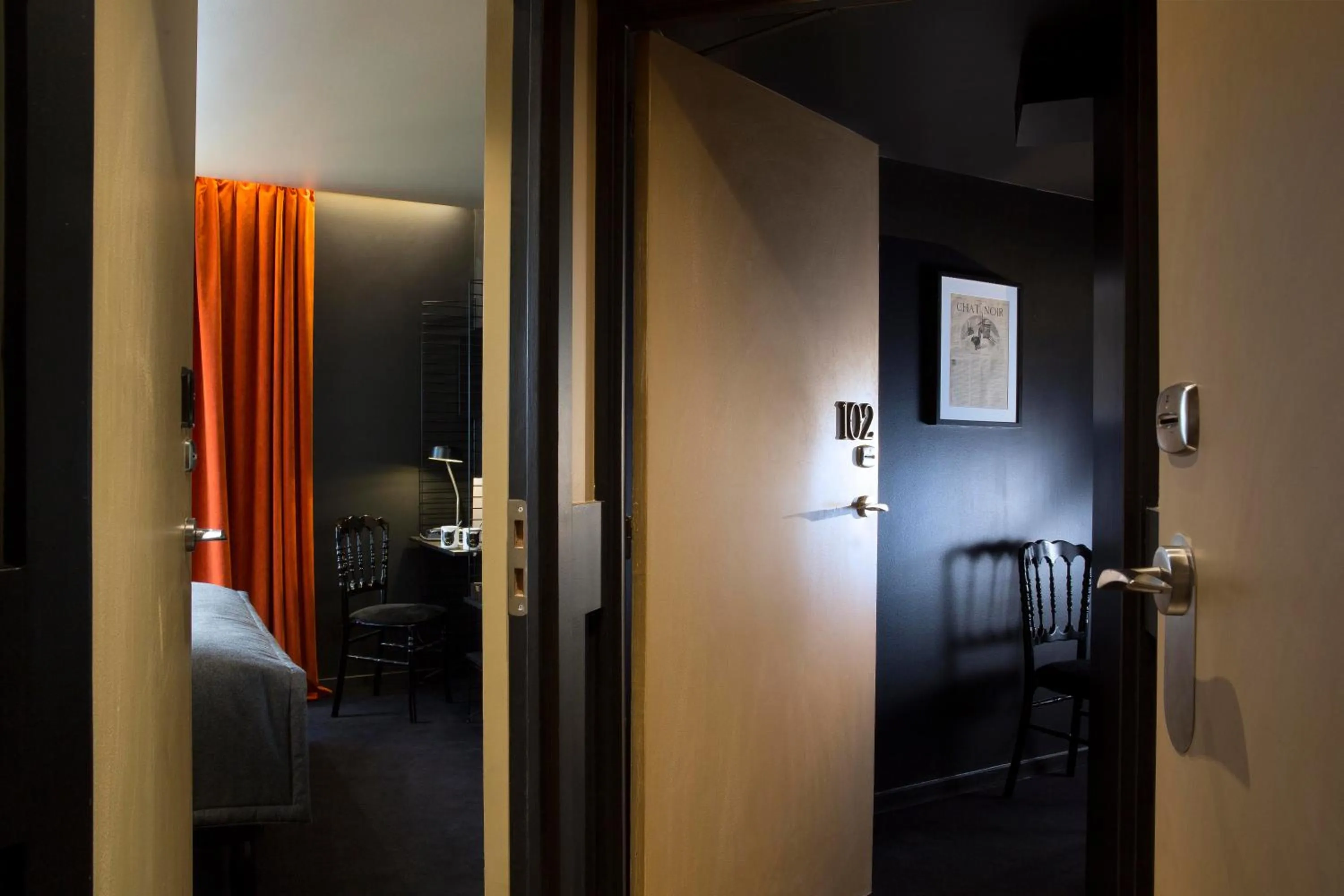 Bathroom, Bed in Hotel Le Chat Noir