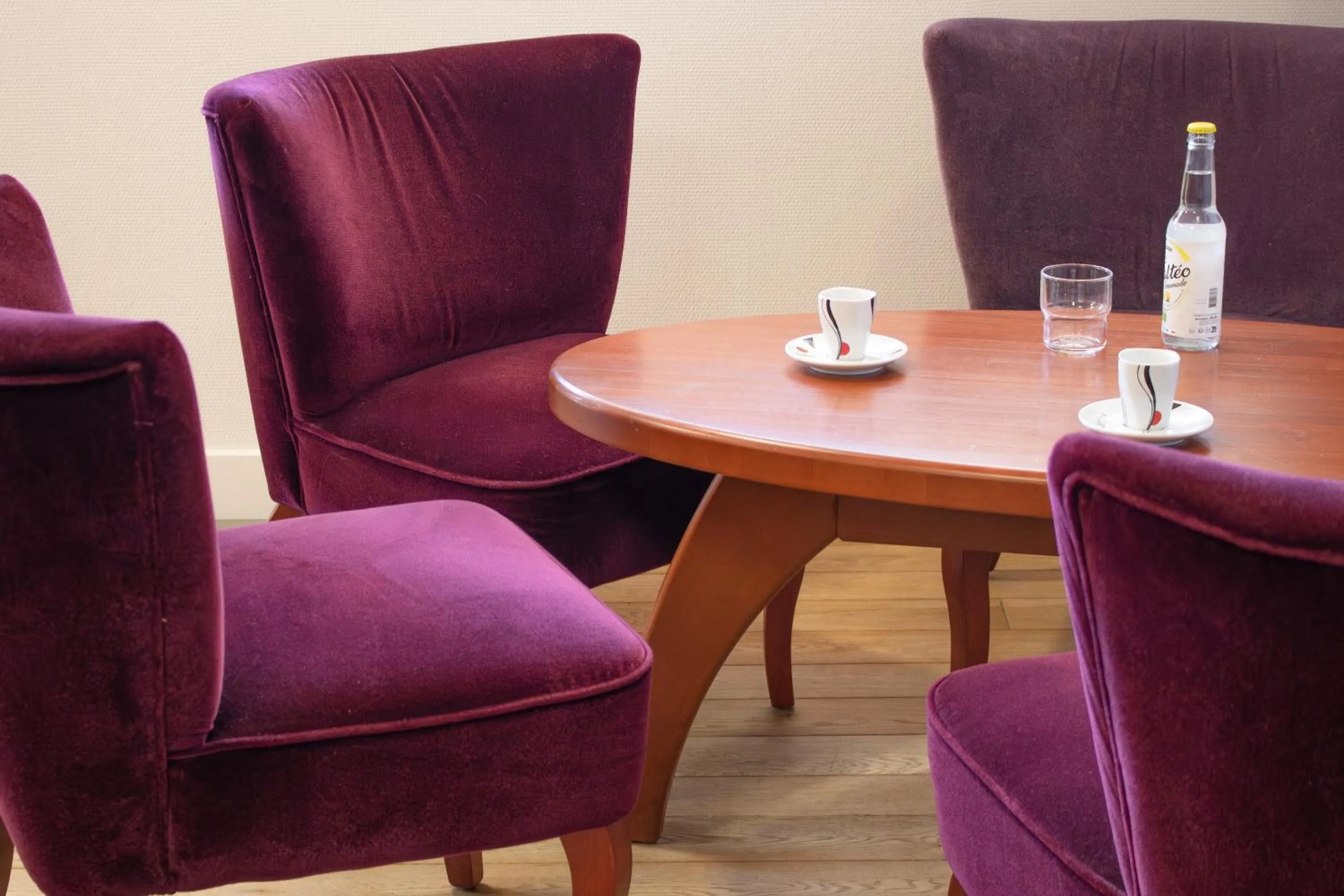 Seating area in Brit Hotel Agen - L'Aquitaine