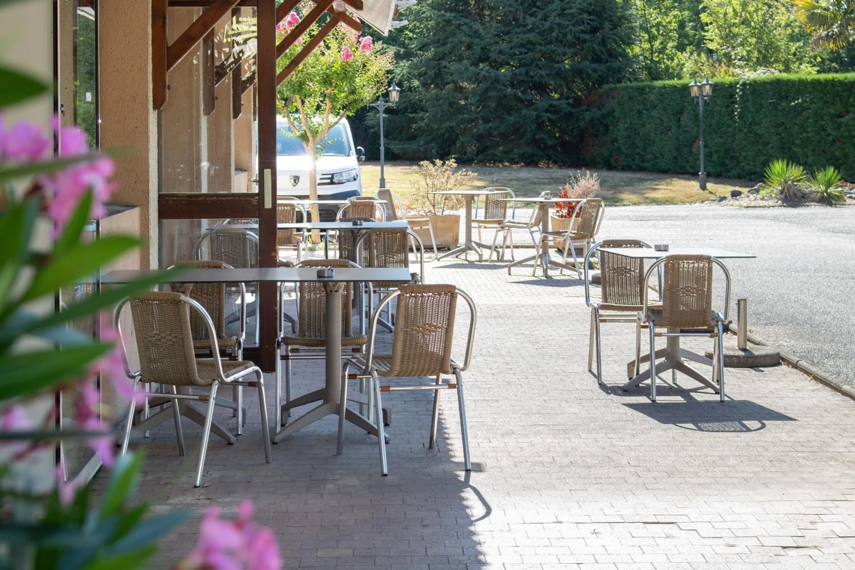 Patio in Brit Hotel Agen - L'Aquitaine