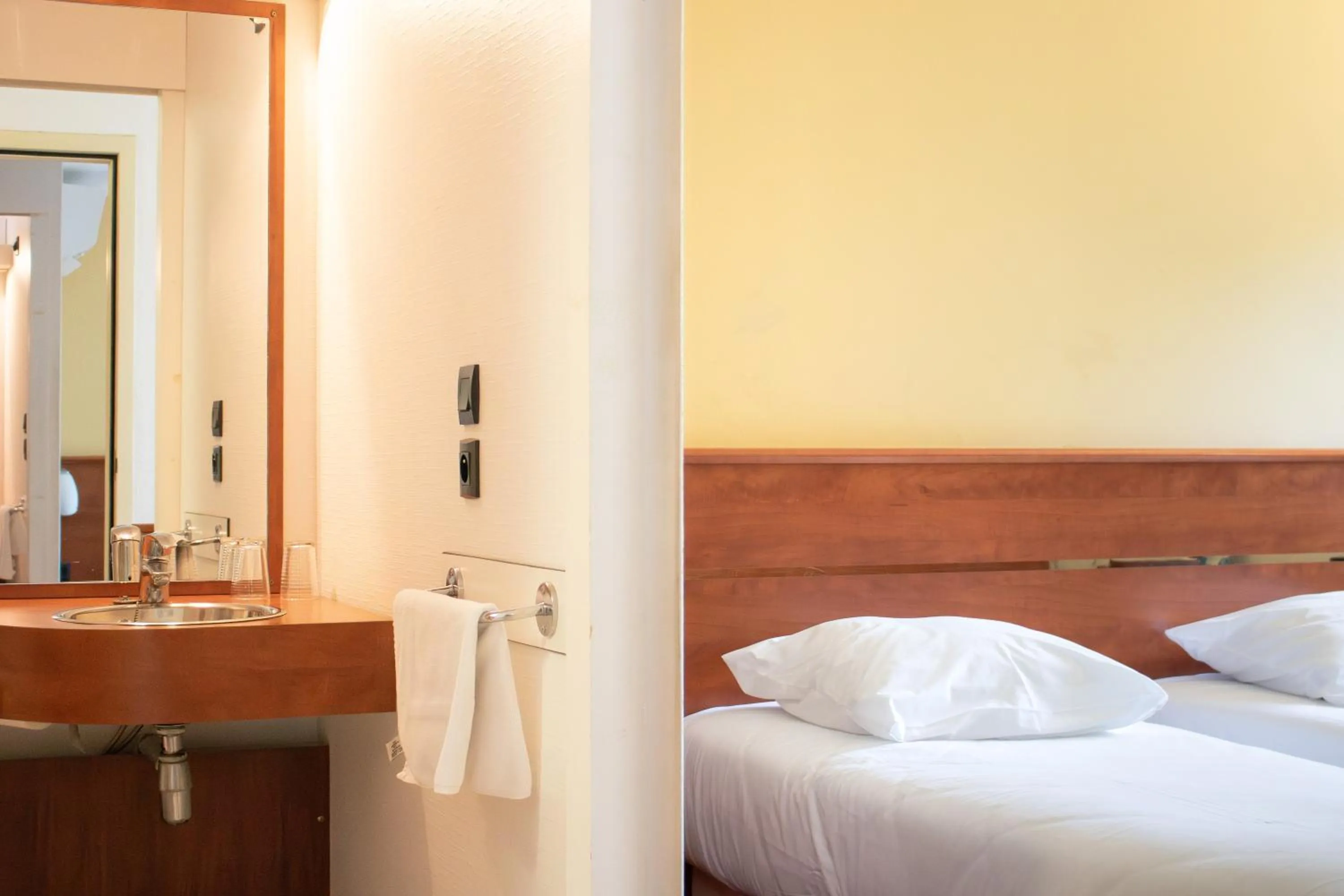 Bedroom, Bed in Brit Hotel Agen - L'Aquitaine