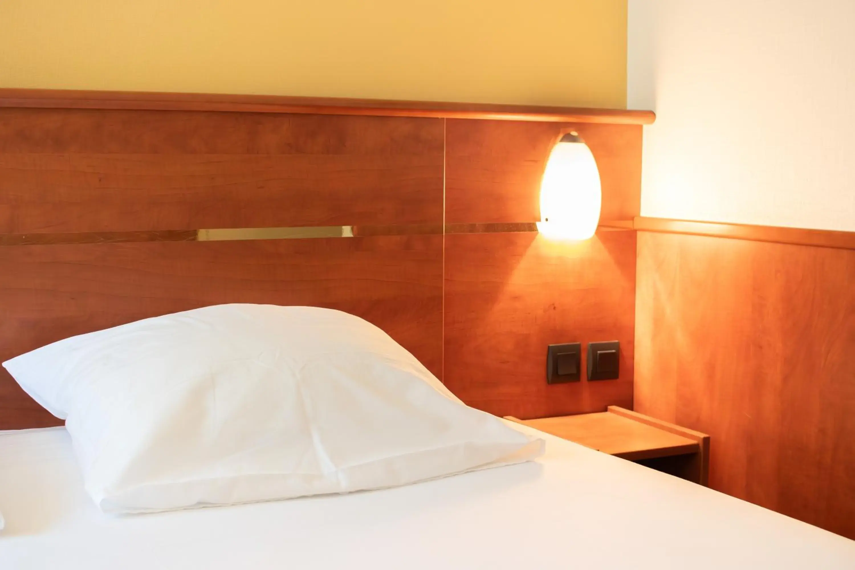 Bedroom, Bed in Brit Hotel Agen - L'Aquitaine Bedroom, Bed in Brit Hotel Agen - L'Aquitaine