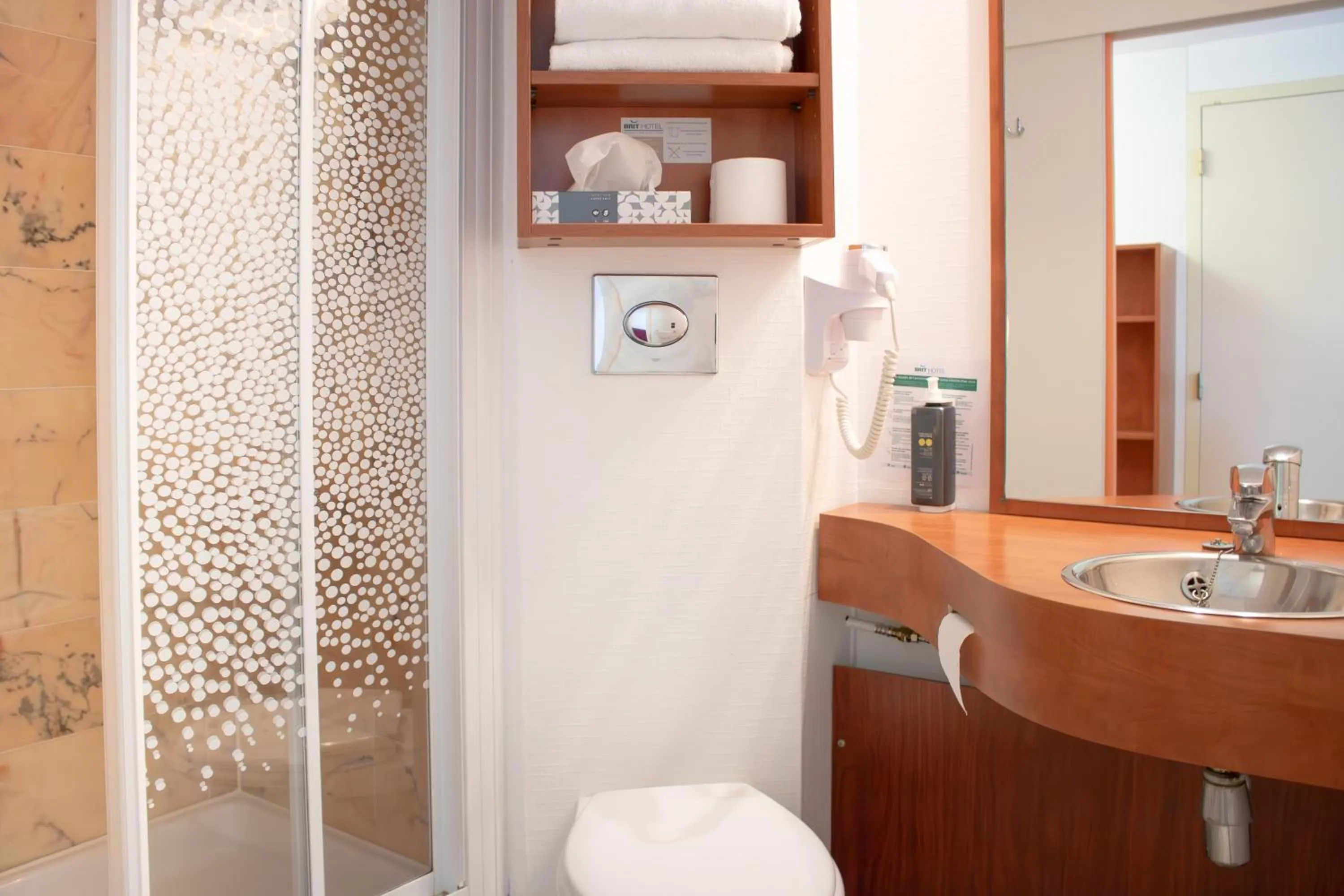 Bathroom in Brit Hotel Agen - L'Aquitaine