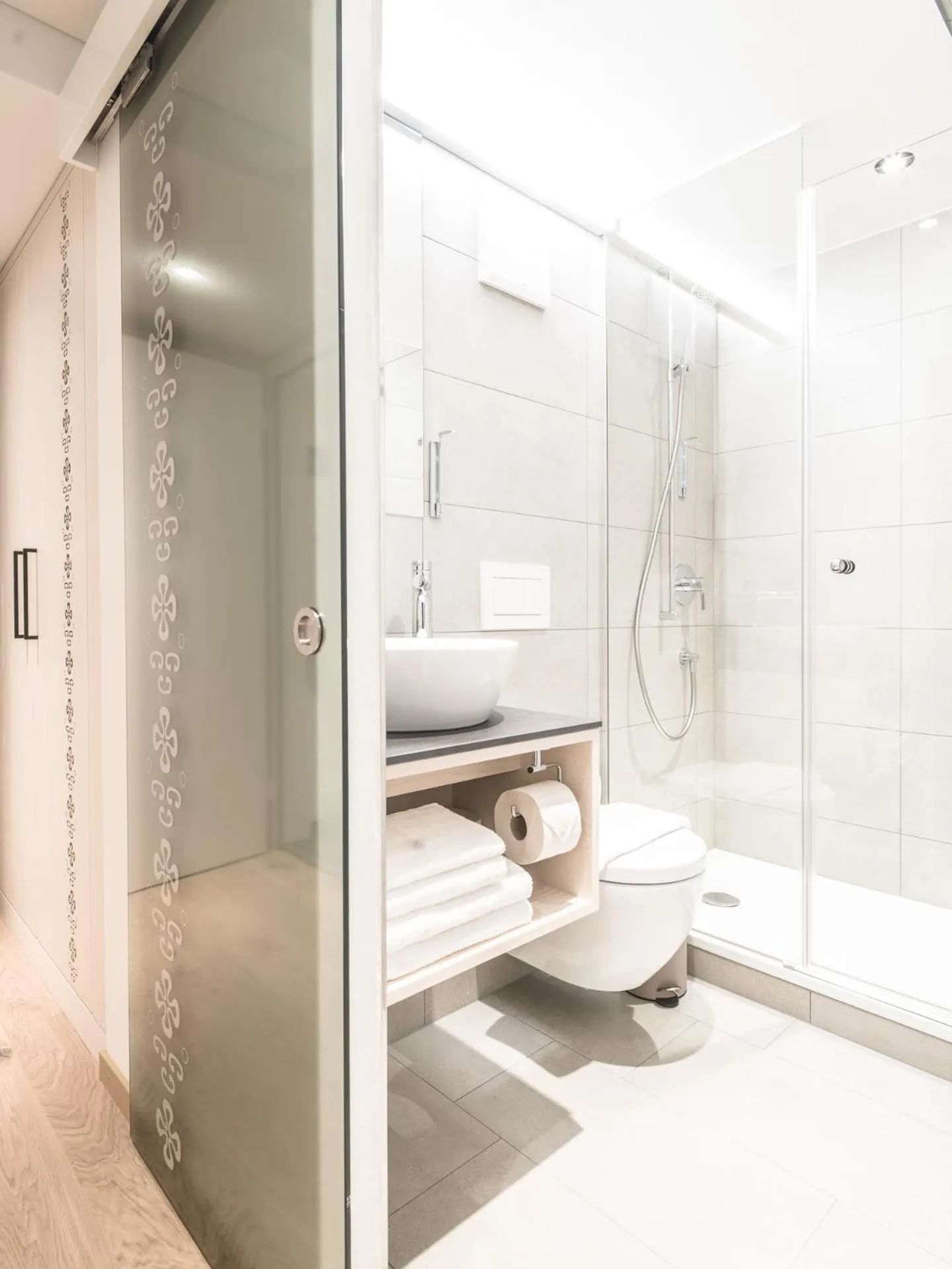 Shower in Traube Restaurant & Hotel