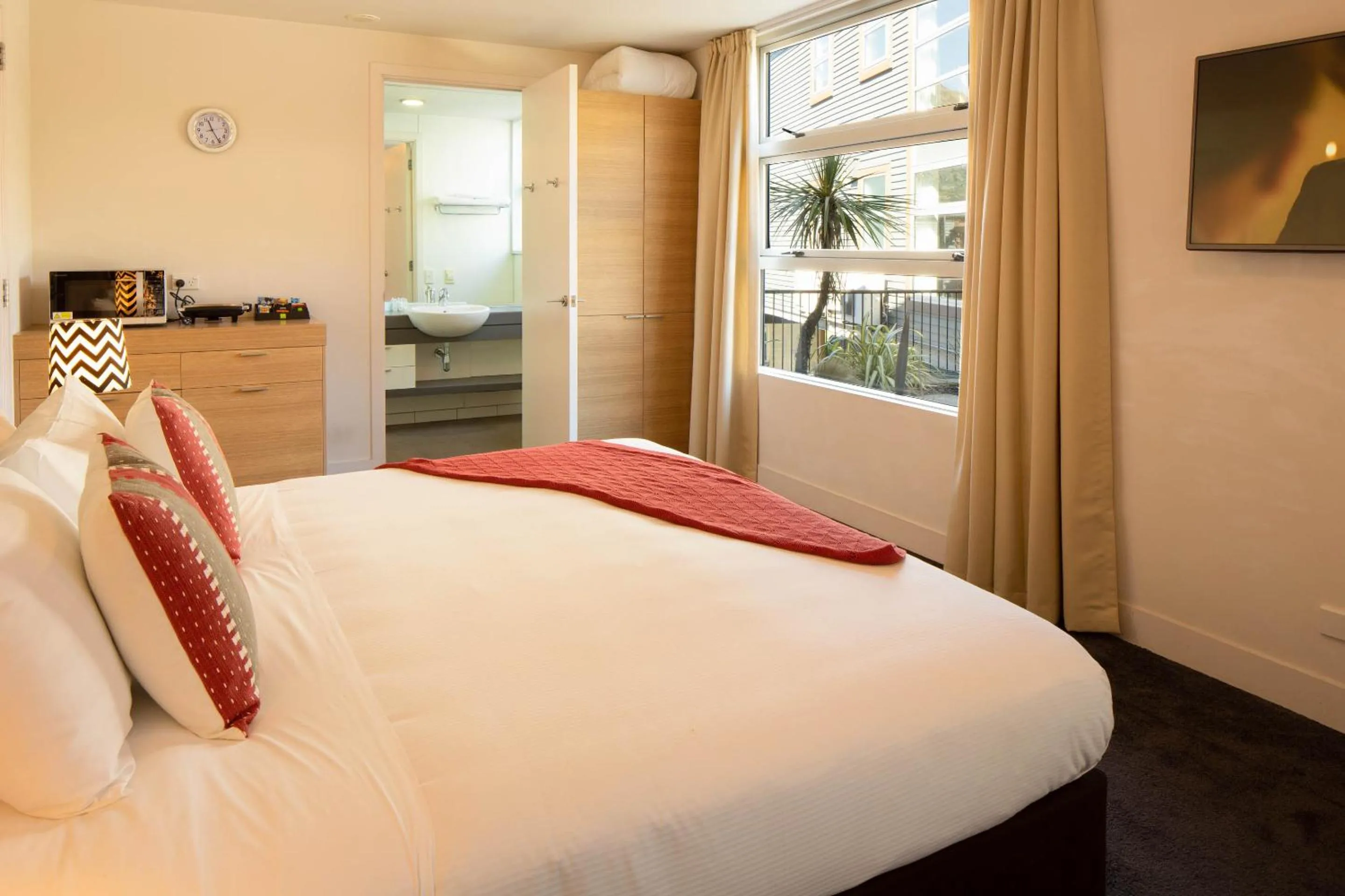 Bathroom, Bed in Hello QT Marina