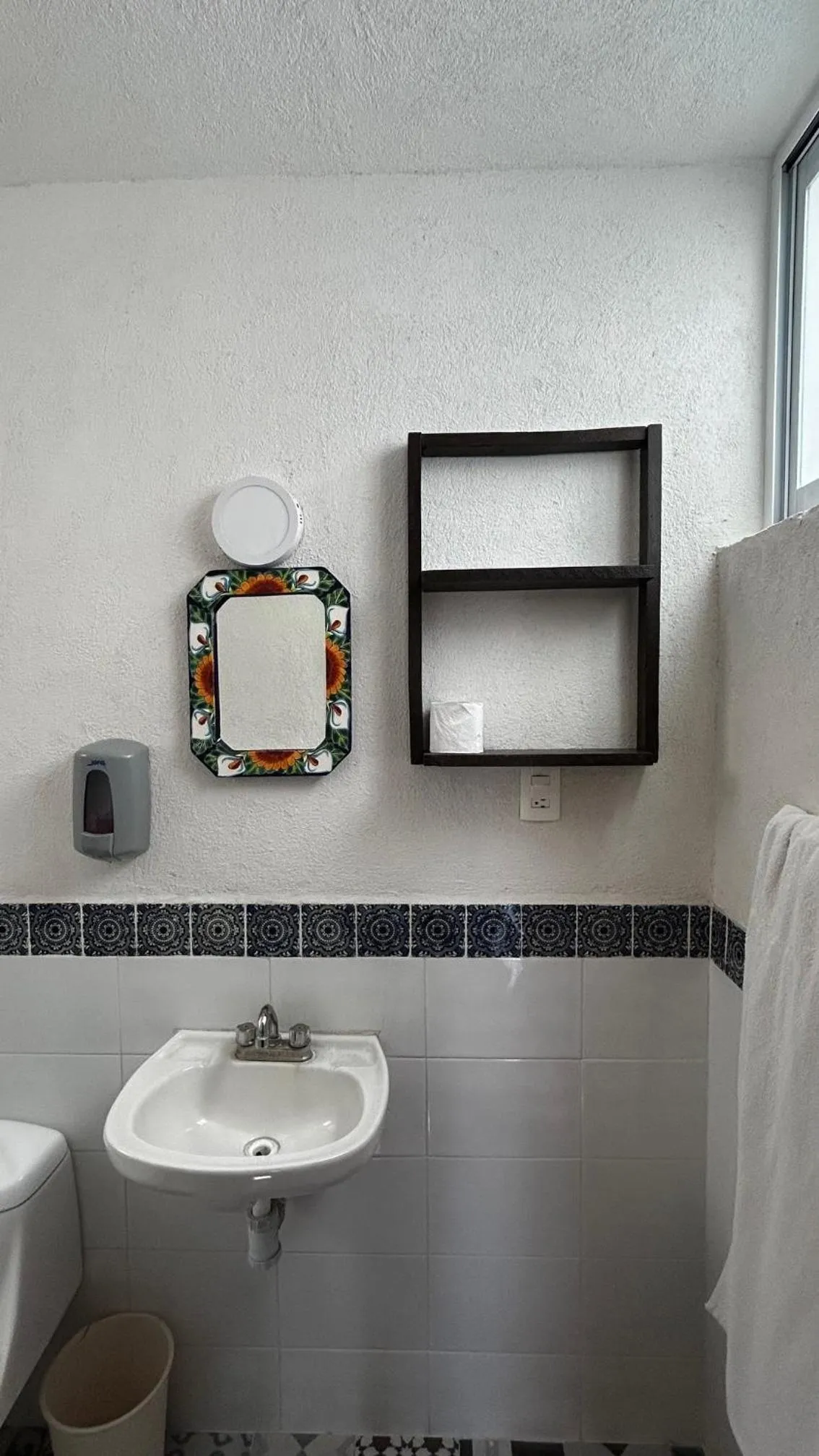 Toilet in Hotel Posada Bugambilias