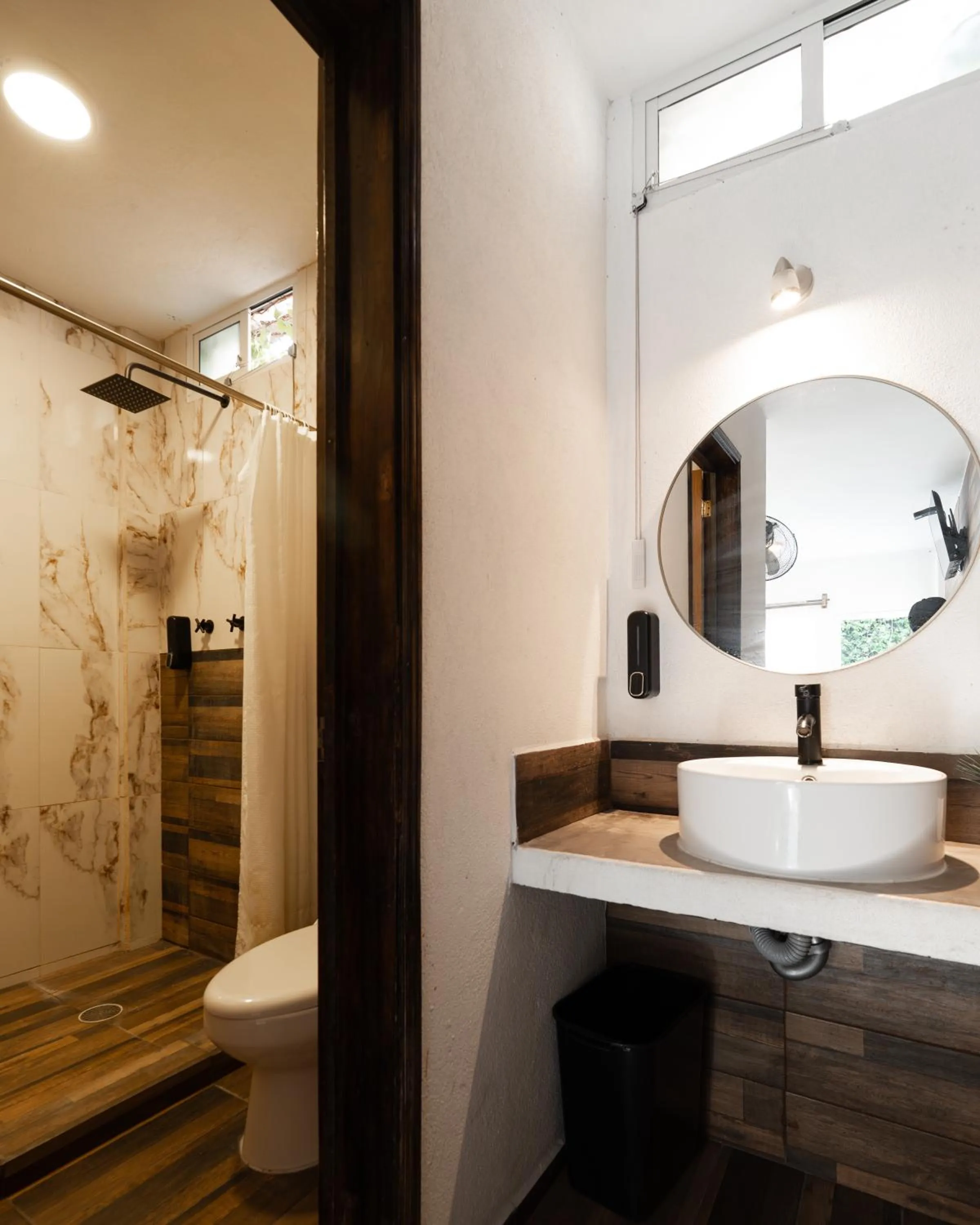 Shower in Hotel Posada Bugambilias