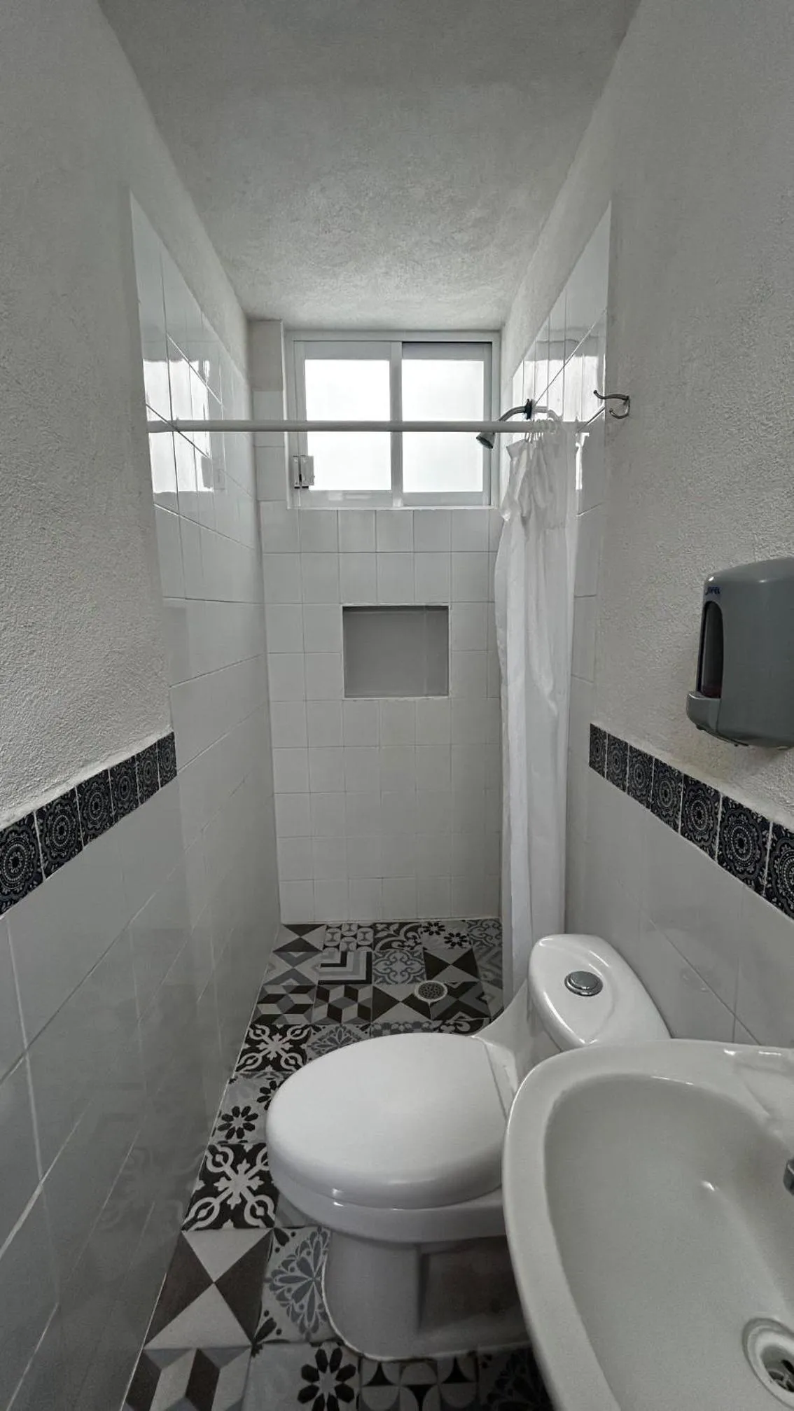 Shower in Hotel Posada Bugambilias