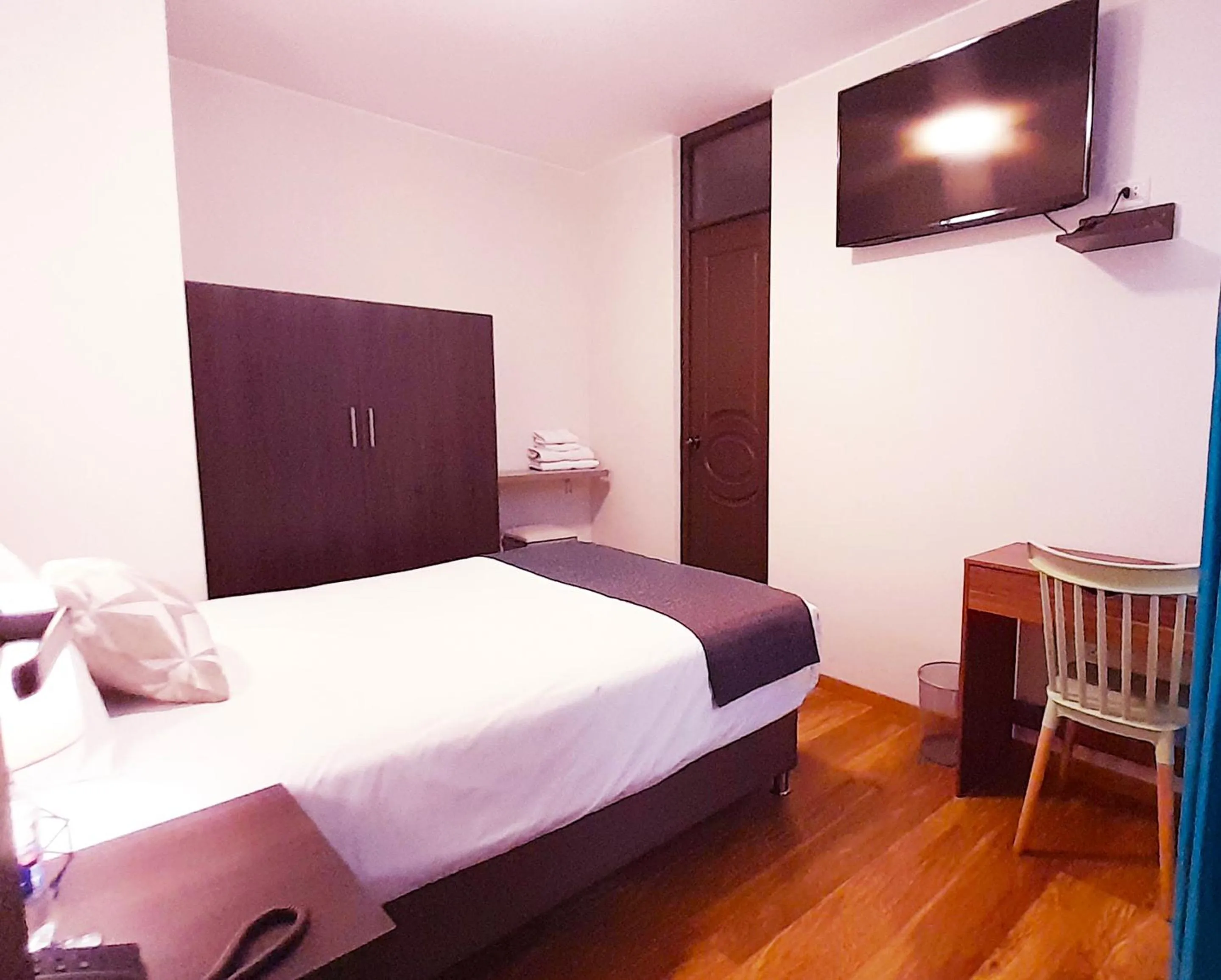 TV and multimedia, Bed in Hotel La Casa de Irma