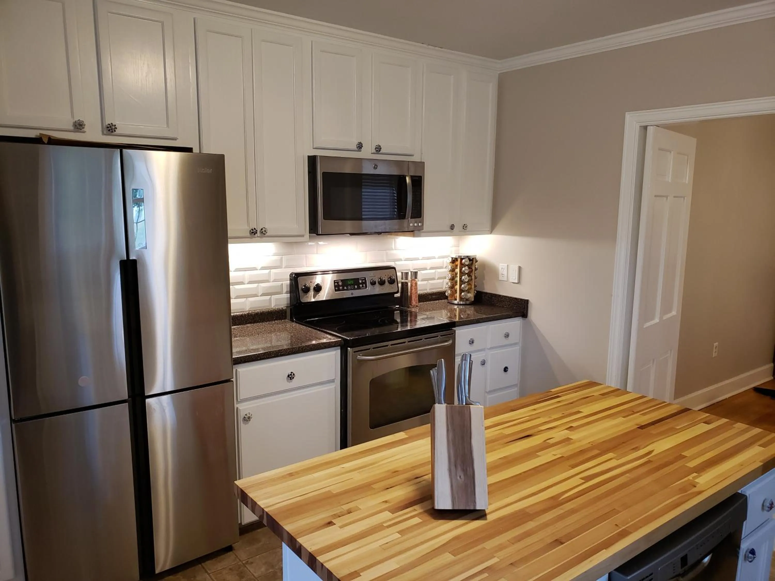 Kitchen or kitchenette in Heritage Inn BNB