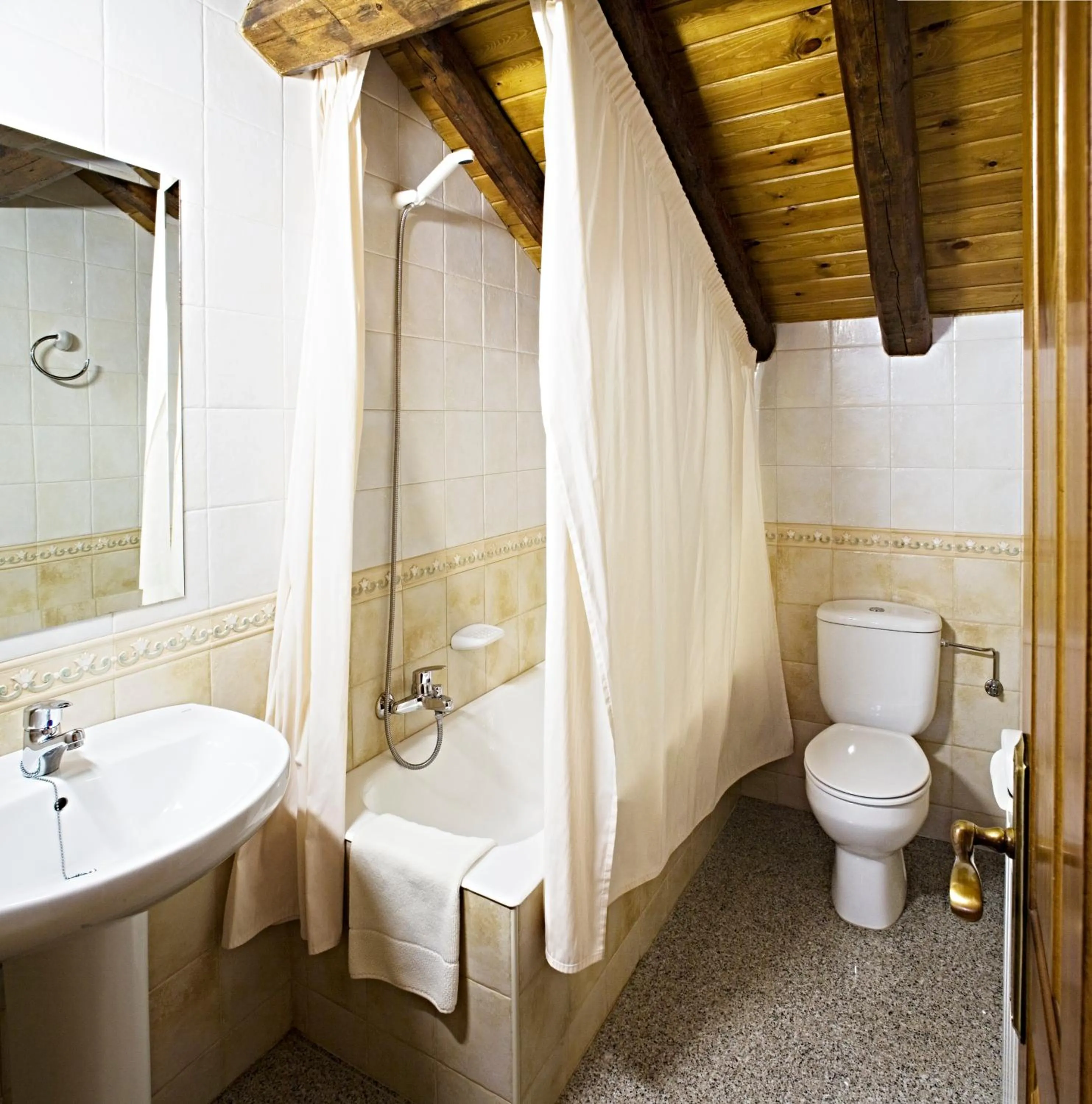 Bathroom in Apartamentos Casa Buisan