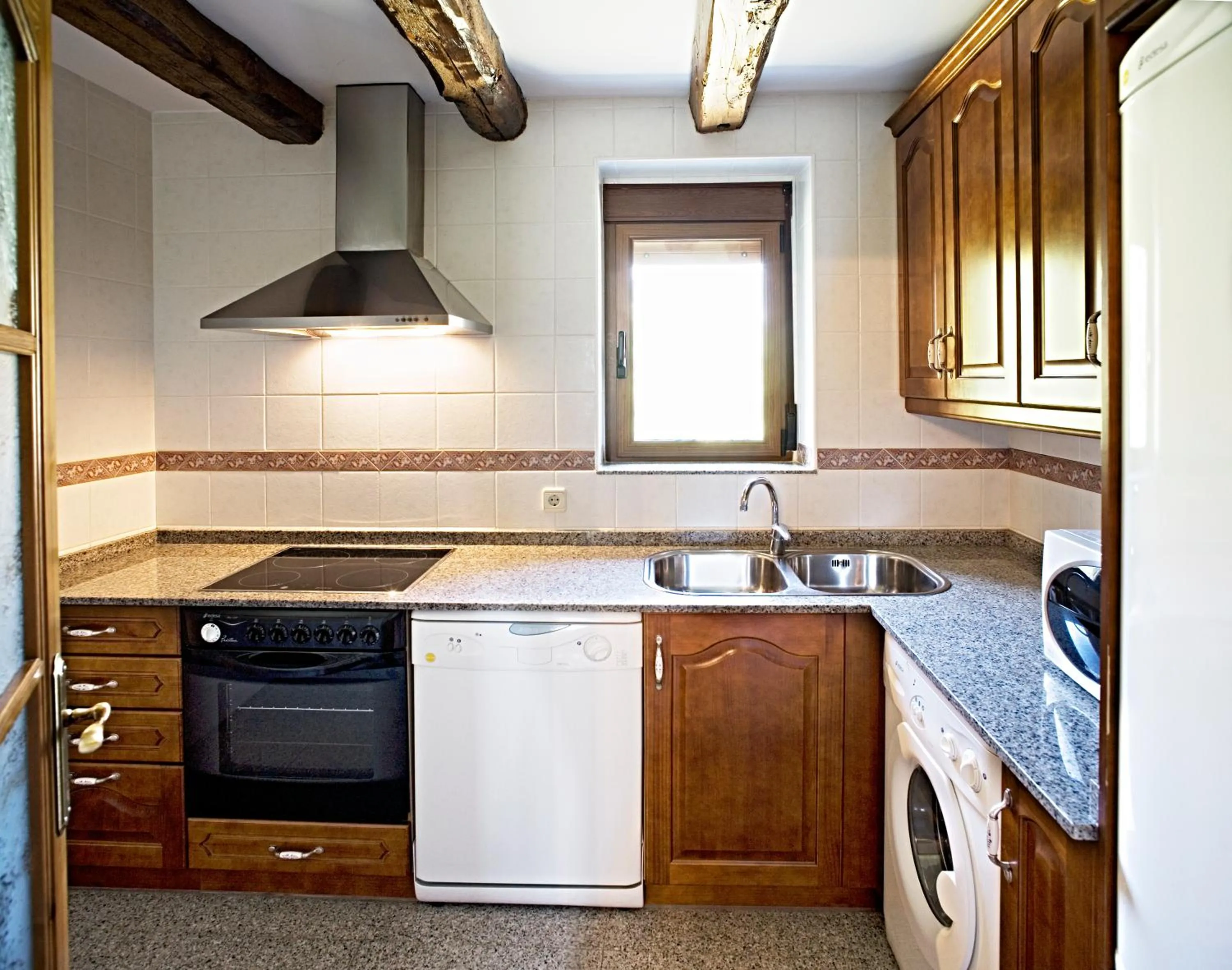 Kitchen or kitchenette in Apartamentos Casa Buisan