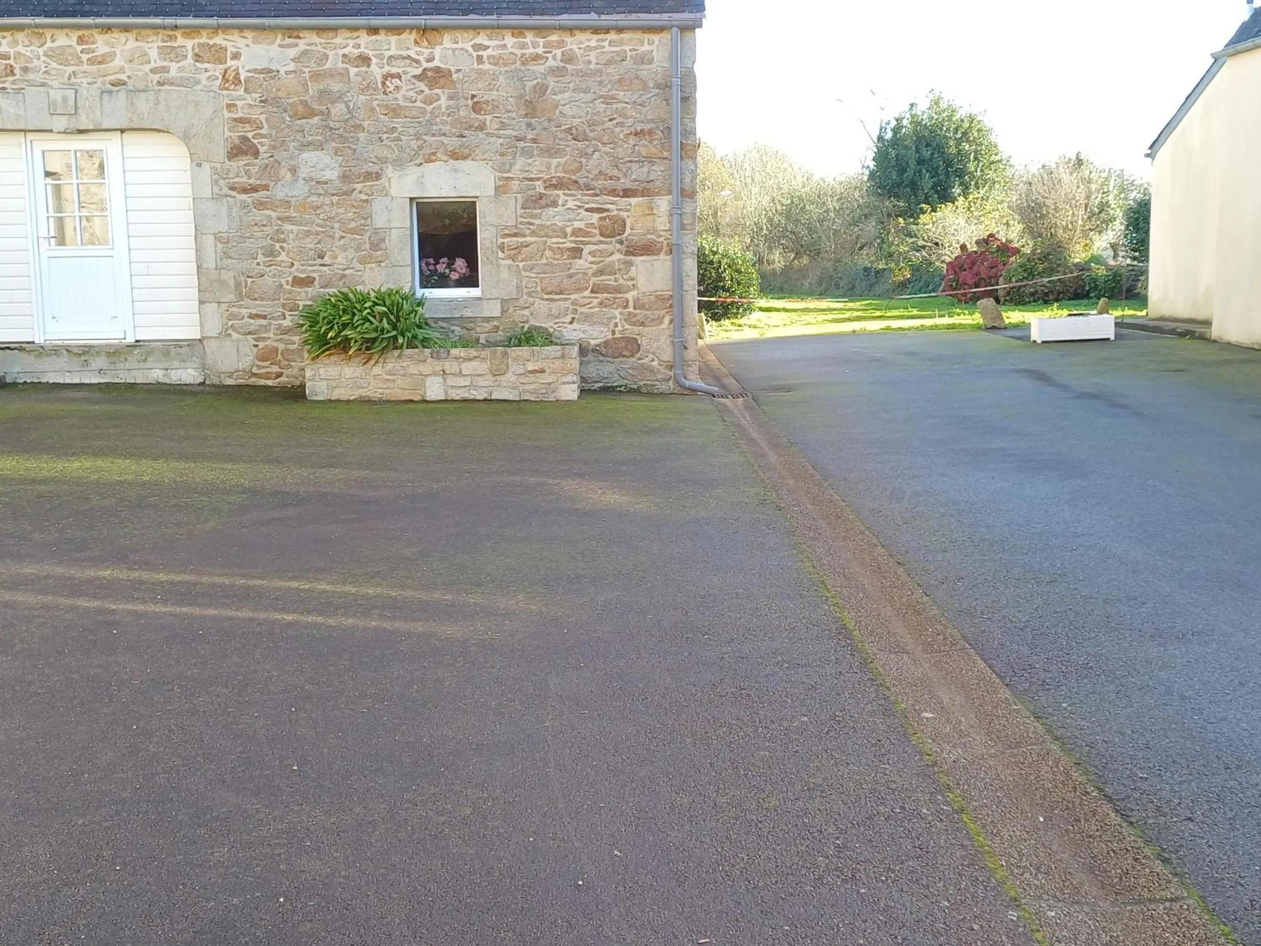 Parking in Kerantum à10mn des baies de Douarnenez et Audierne avec cuisine à disposition
