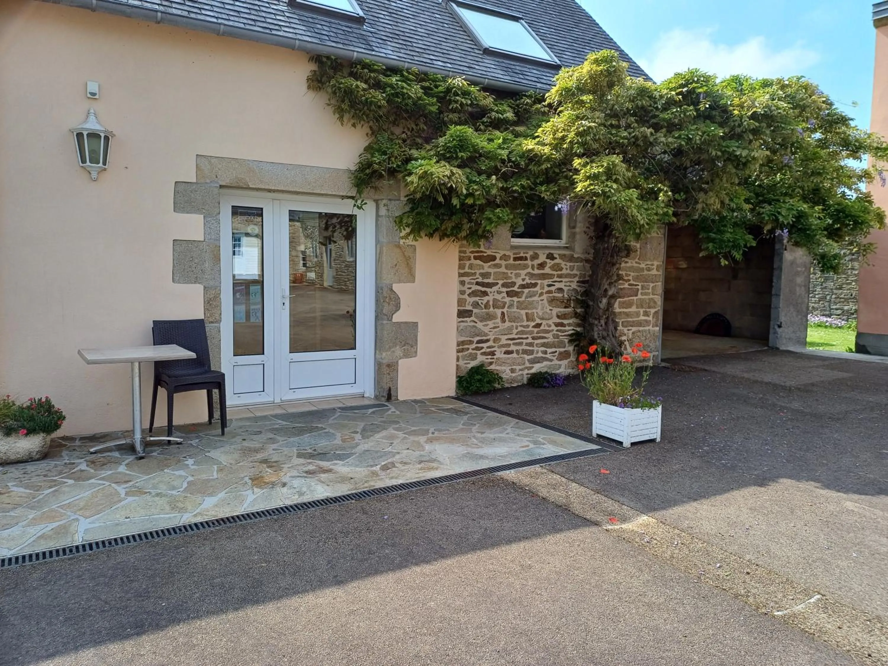 Facade/entrance in Kerantum à10mn des baies de Douarnenez et Audierne avec cuisine à disposition