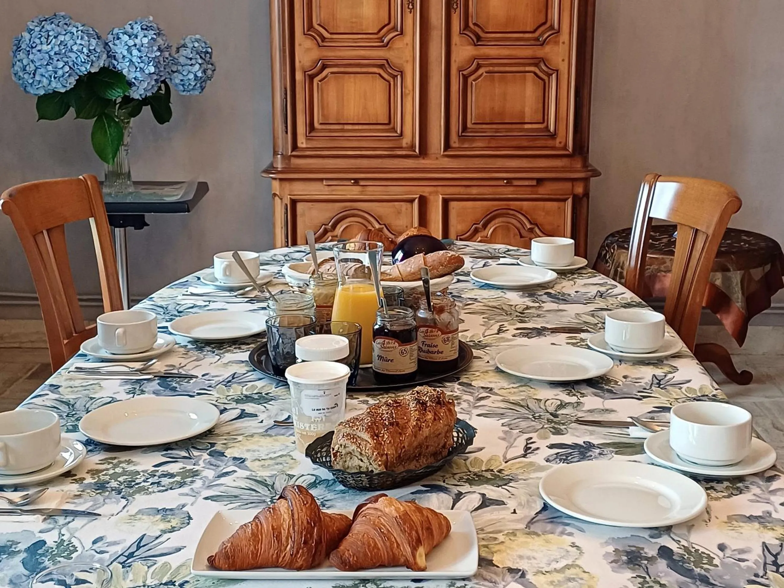 Food and drinks in Kerantum à10mn des baies de Douarnenez et Audierne avec cuisine à disposition