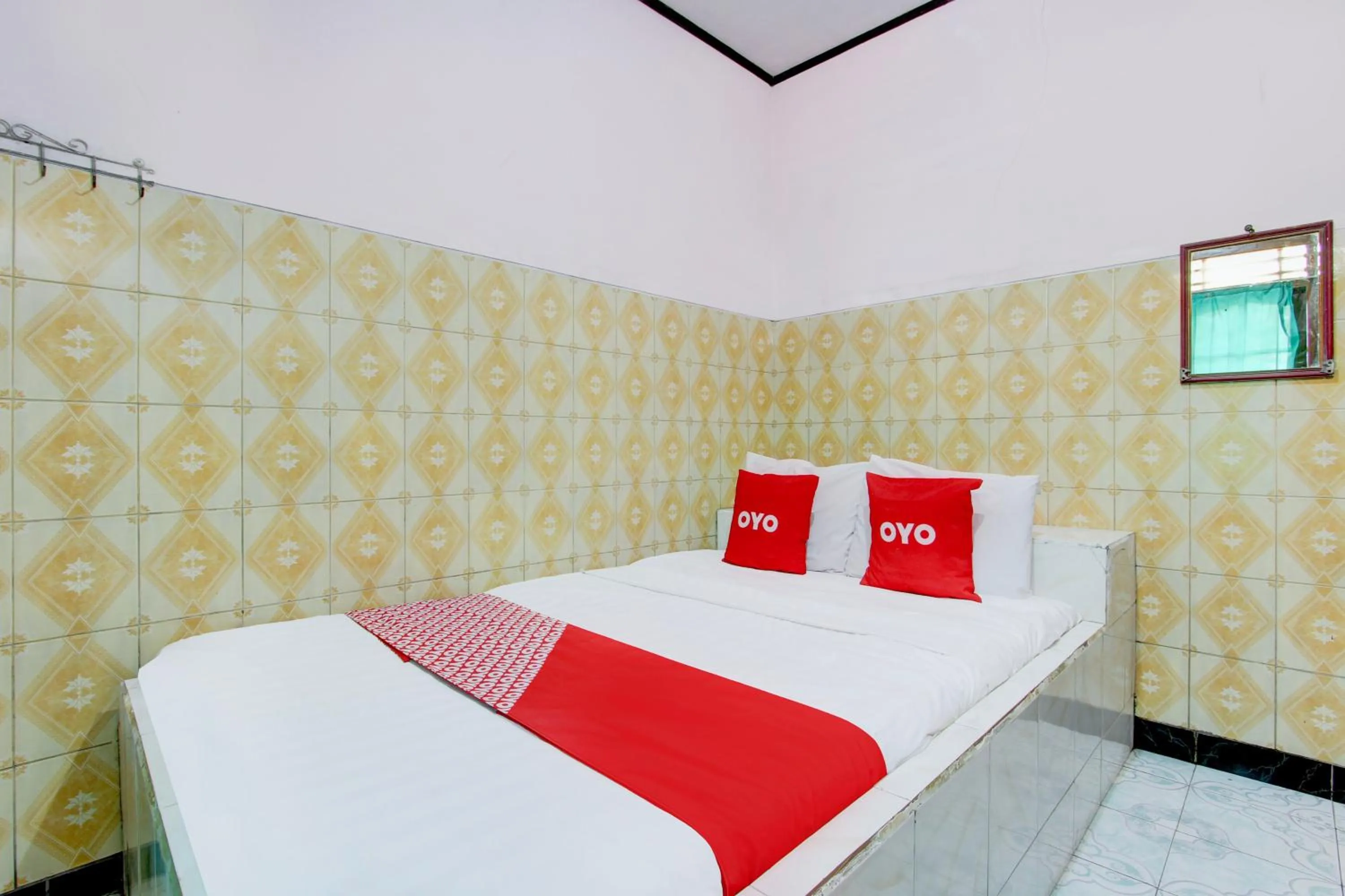 Bedroom, Bed in Hotel O Homestay Baronsari