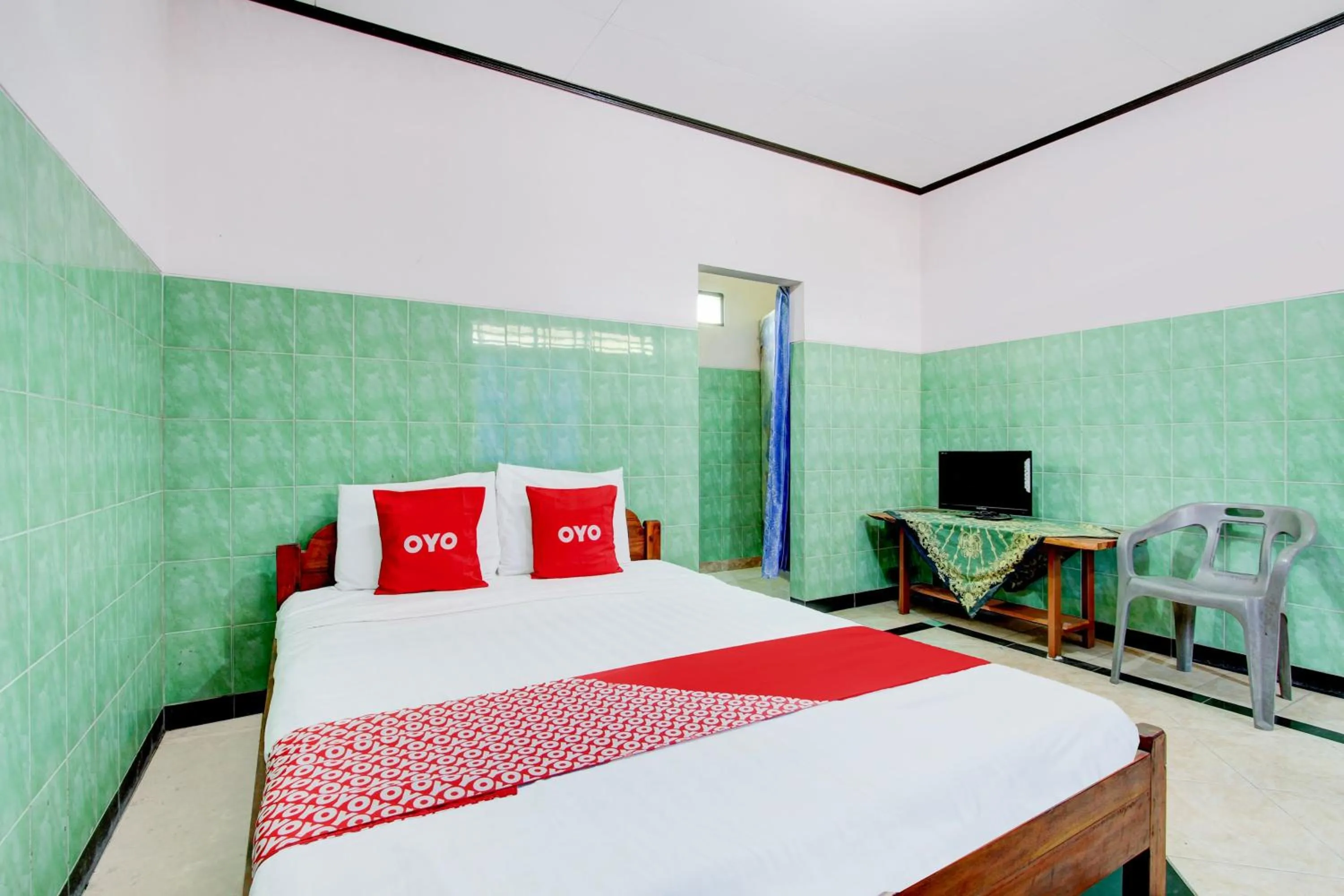 Bedroom, Bed in Hotel O Homestay Baronsari