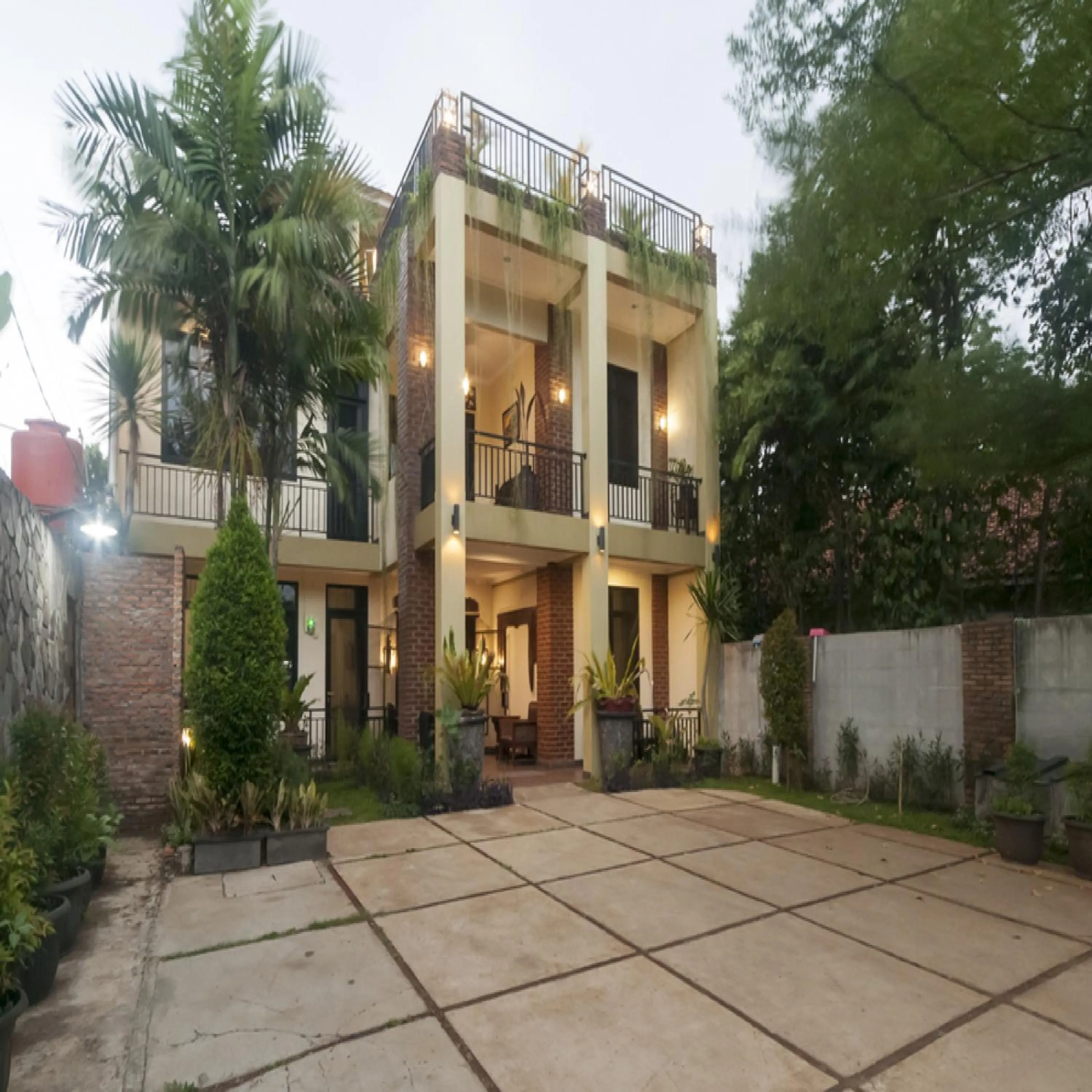 RedDoorz Syariah Plus near Trans Studio Cibubur