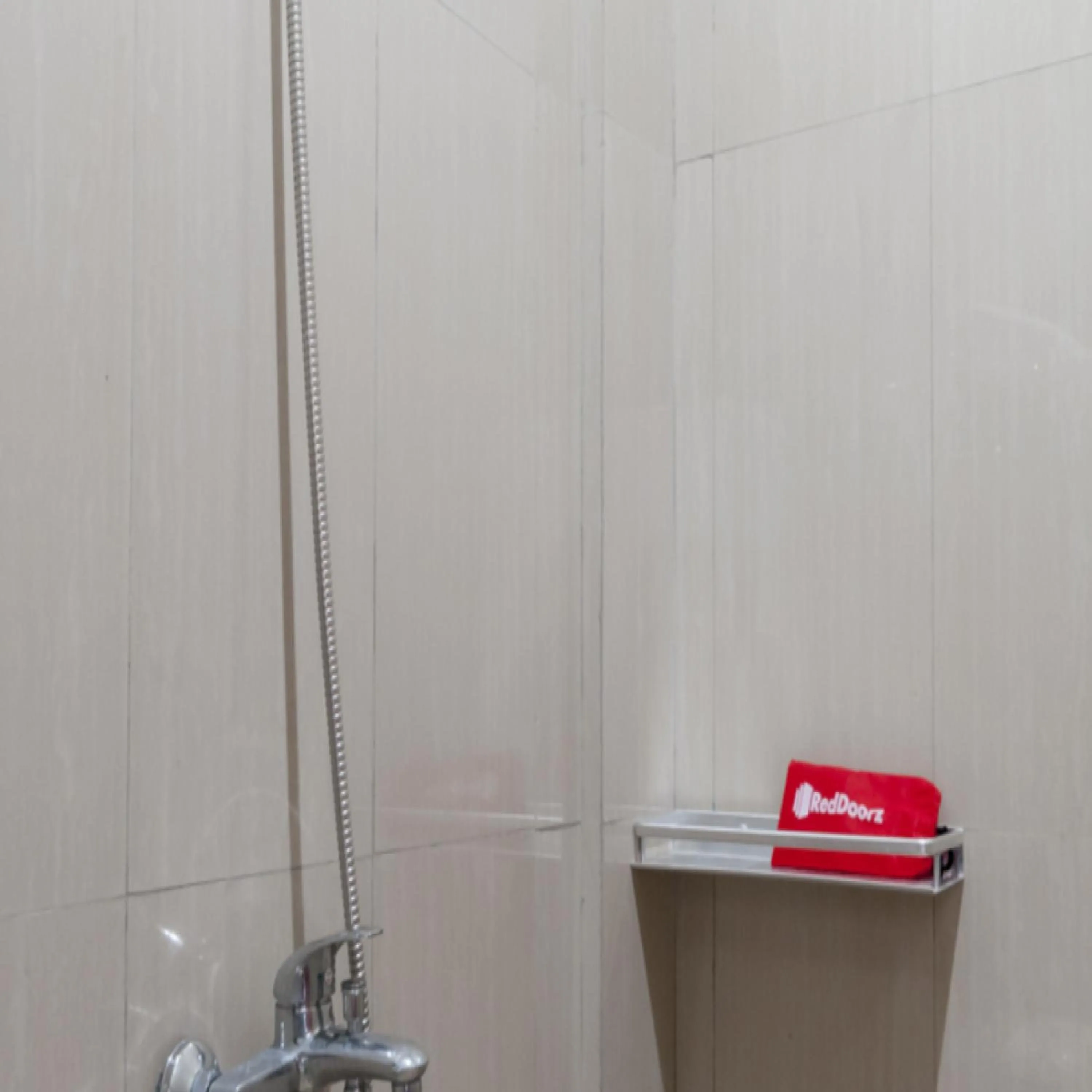 Bathroom in RedDoorz Syariah Plus near Trans Studio Cibubur