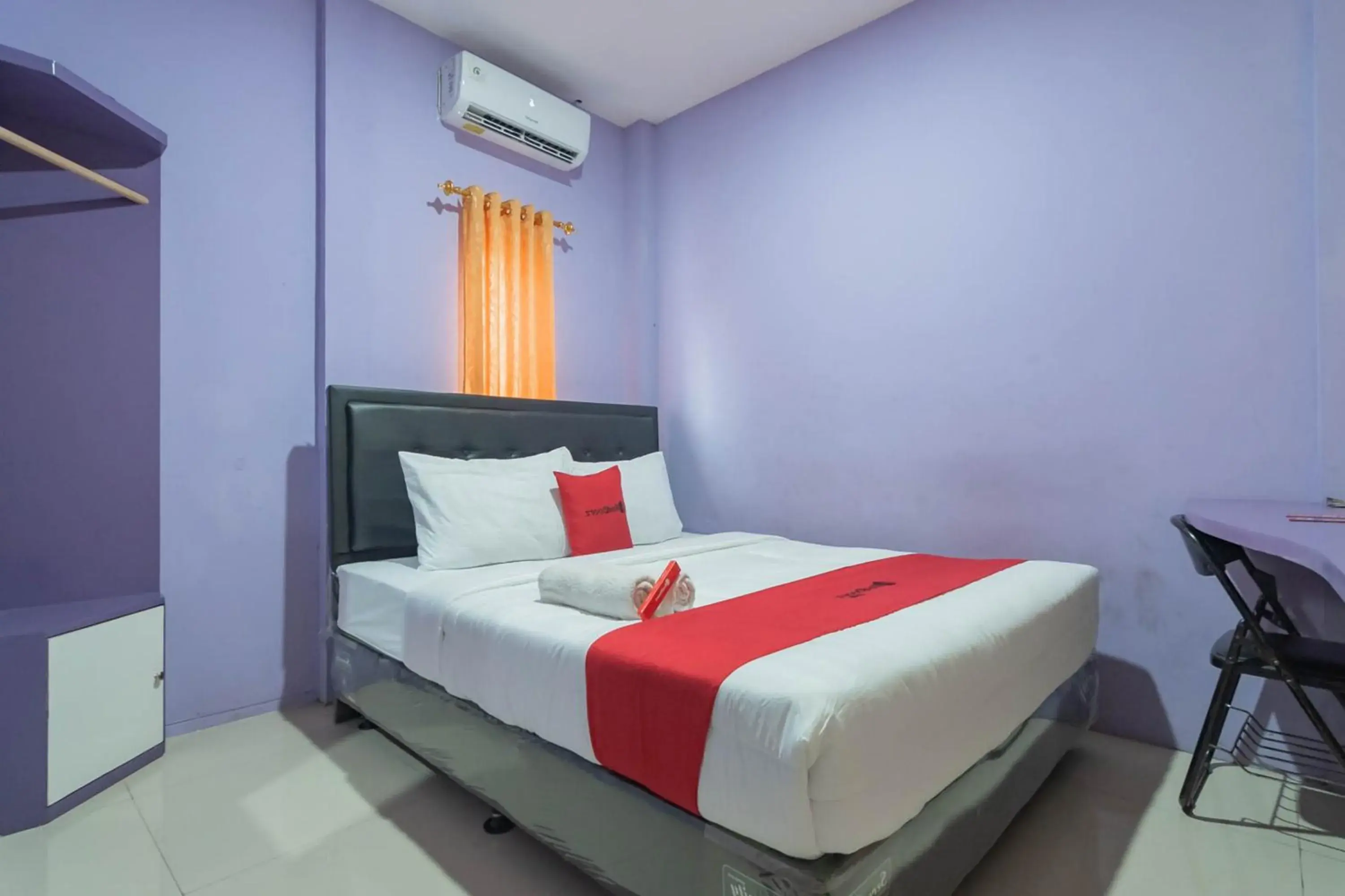 Bed in RedDoorz @ Gatot Subroto Street Bandung 3 Bed in RedDoorz @ Gatot Subroto Street Bandung 3
