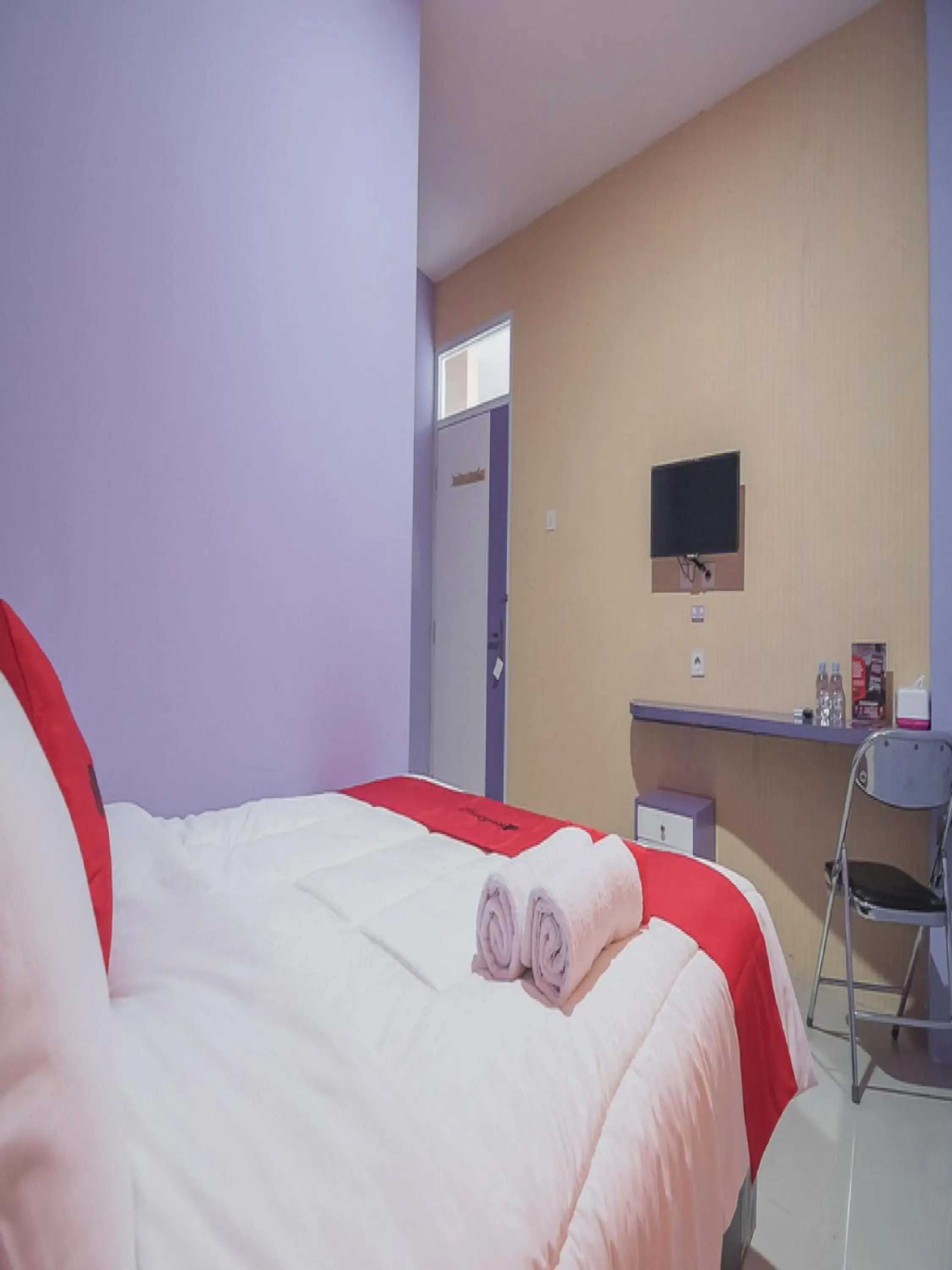 Bedroom, Bed in RedDoorz @ Gatot Subroto Street Bandung 3 Bedroom, Bed in RedDoorz @ Gatot Subroto Street Bandung 3