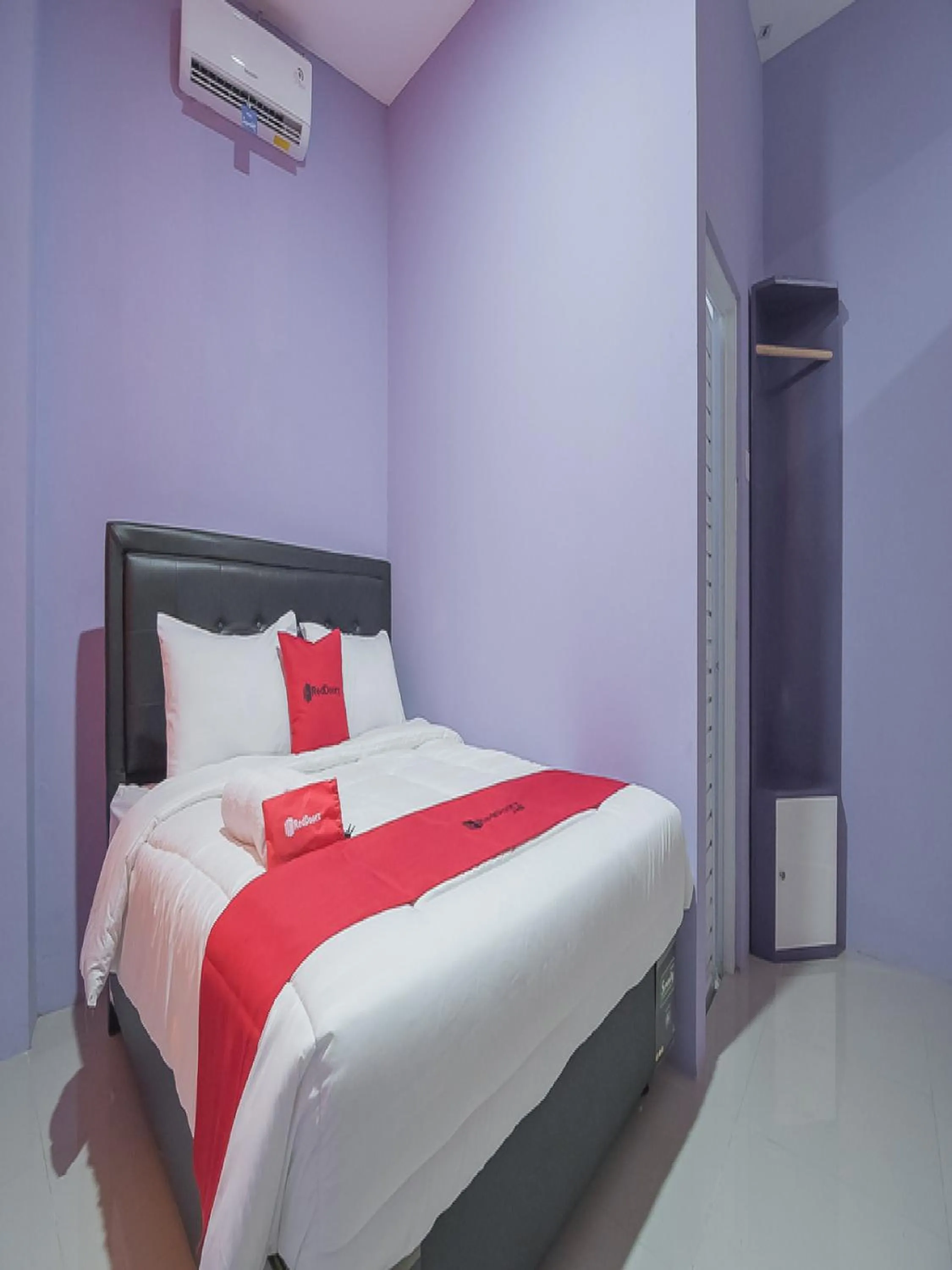 Bedroom, Bed in RedDoorz @ Gatot Subroto Street Bandung 3