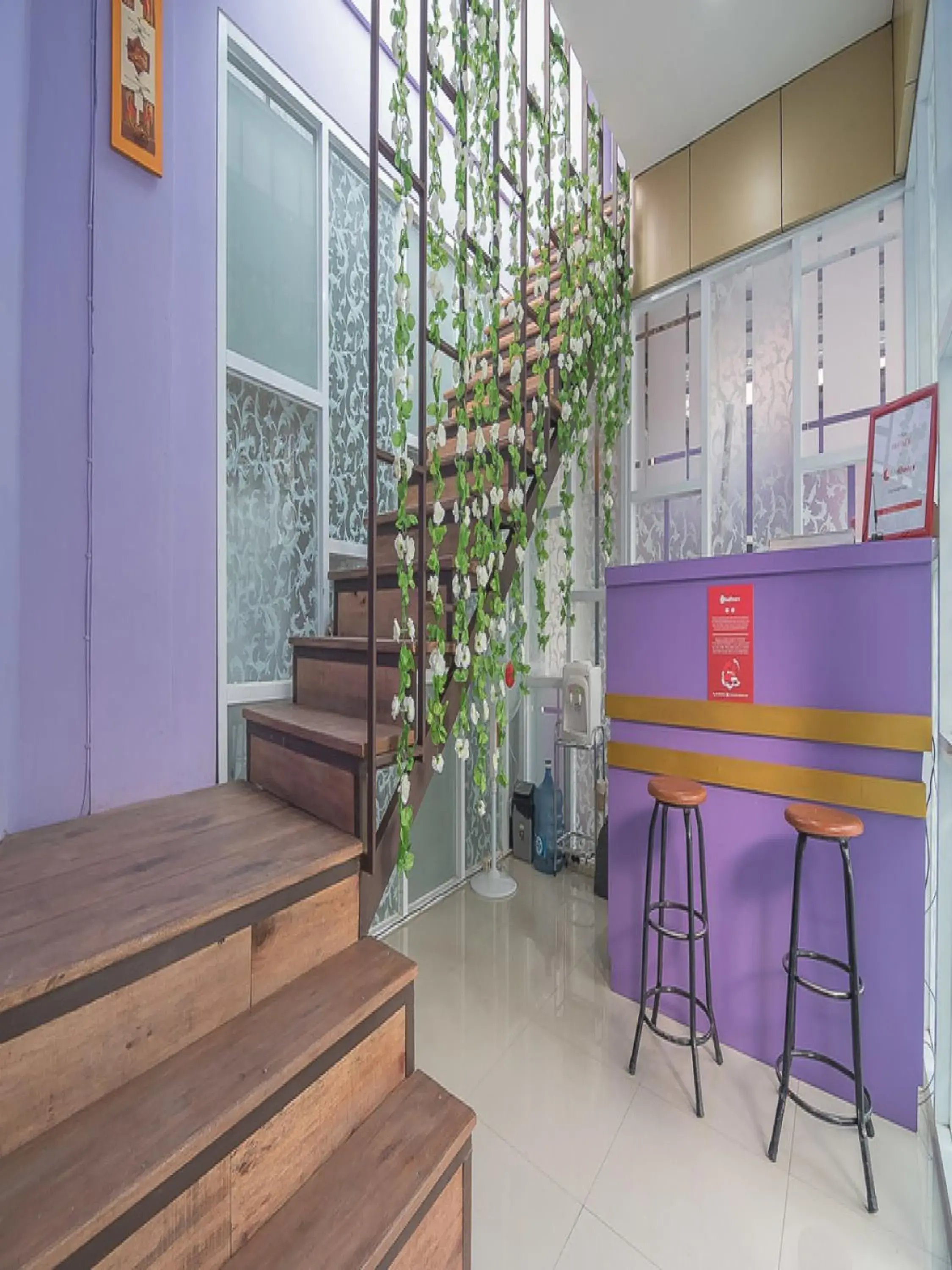 Lobby or reception in RedDoorz @ Gatot Subroto Street Bandung 3 Lobby or reception in RedDoorz @ Gatot Subroto Street Bandung 3