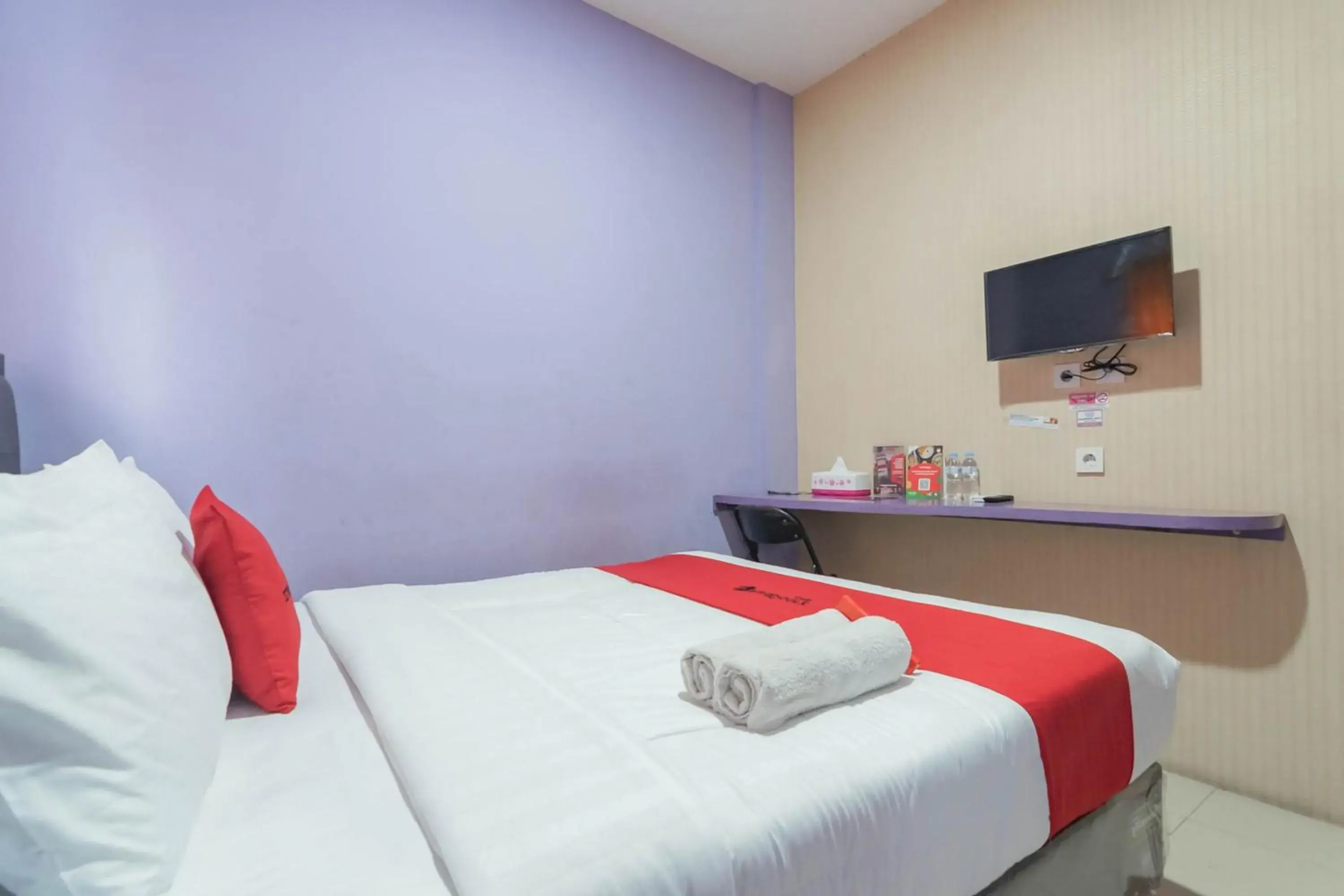Bed in RedDoorz @ Gatot Subroto Street Bandung 3 Bed in RedDoorz @ Gatot Subroto Street Bandung 3