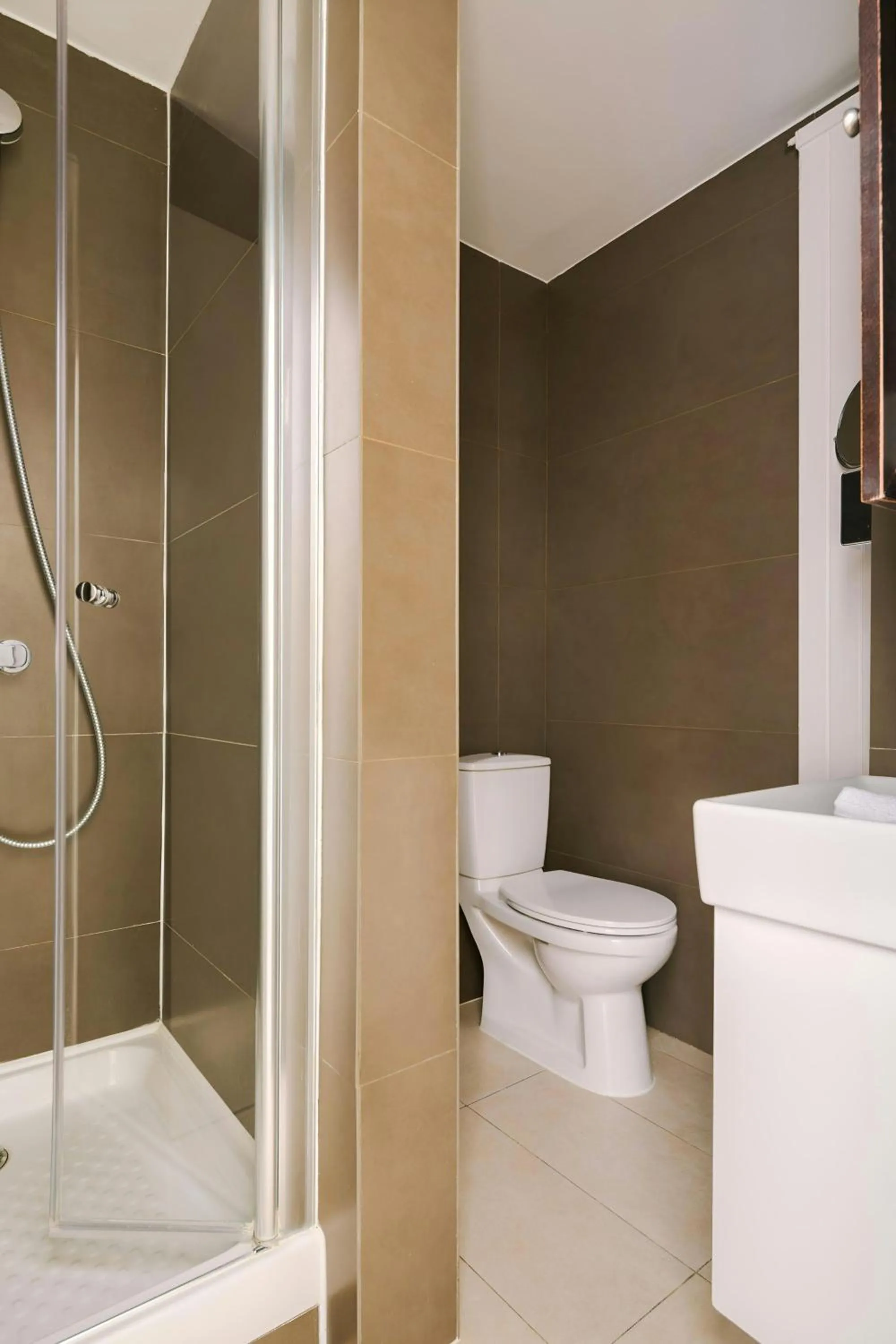 Bathroom in Le Frochot Hotel Pigalle, Sonder by Marriott Bonvoy