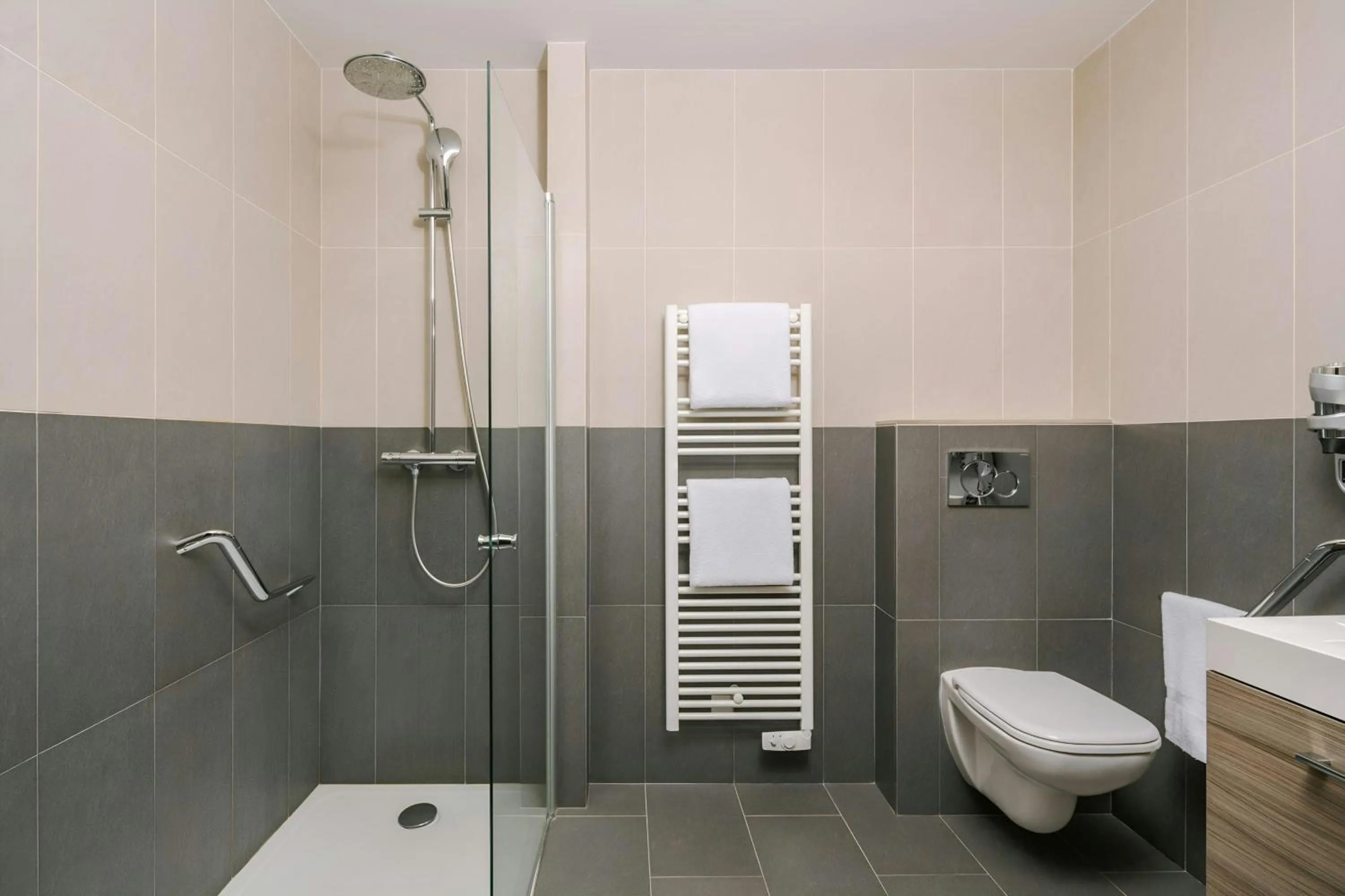 Bathroom in Le Frochot Hotel Pigalle, Sonder by Marriott Bonvoy