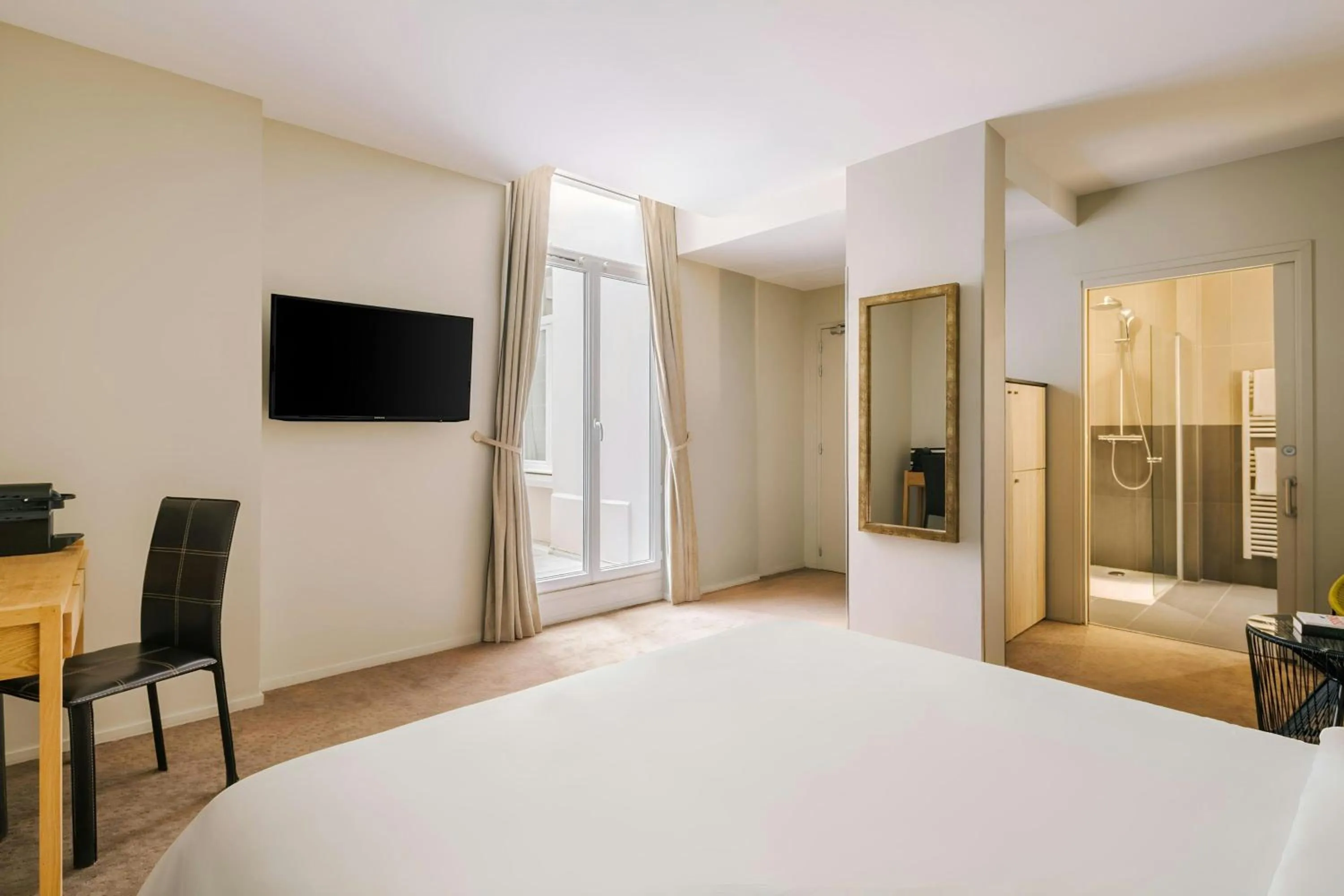 Bedroom, Bed in Le Frochot Hotel Pigalle, Sonder by Marriott Bonvoy