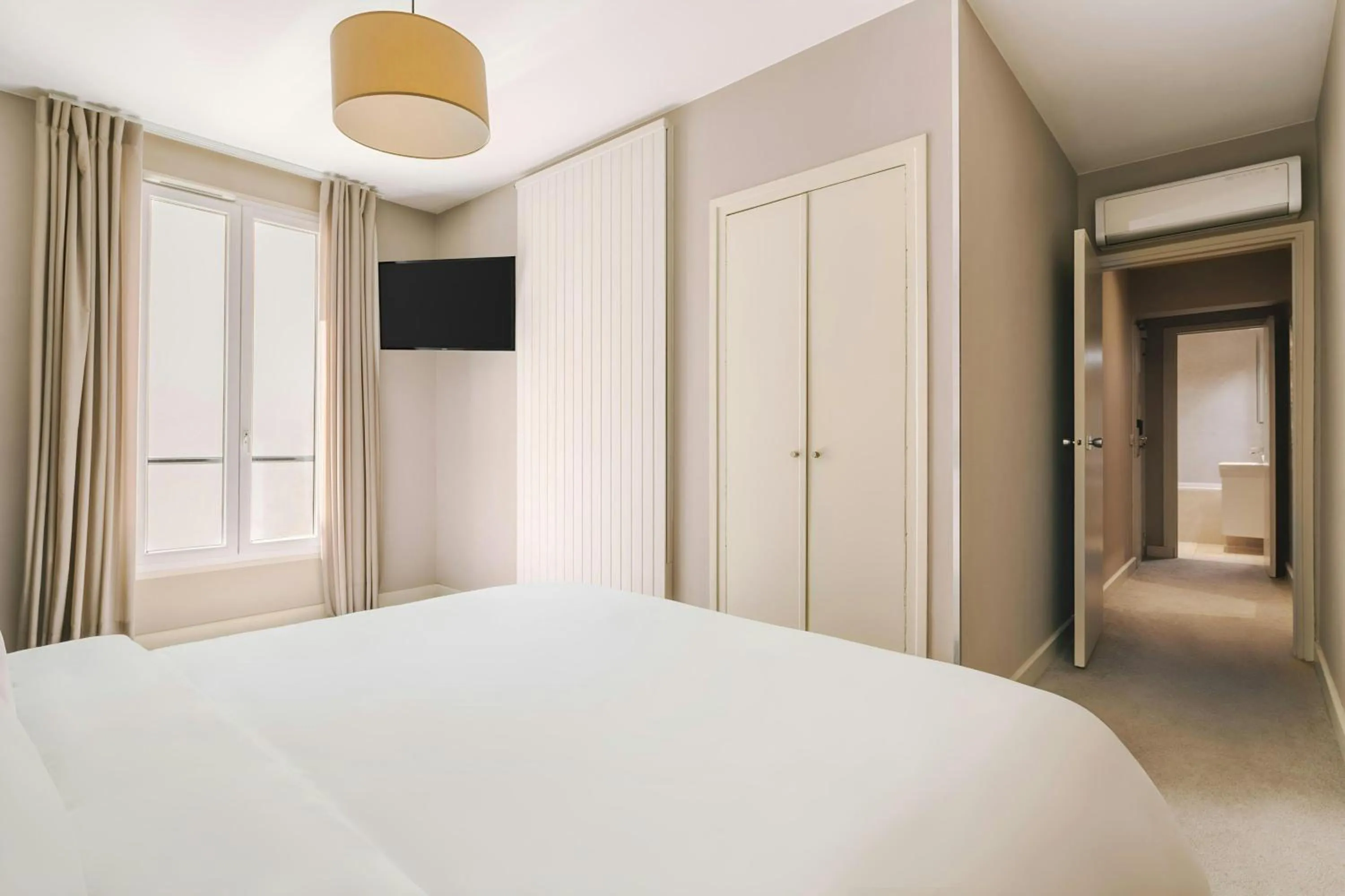 Bedroom, Bed in Le Frochot Hotel Pigalle, Sonder by Marriott Bonvoy