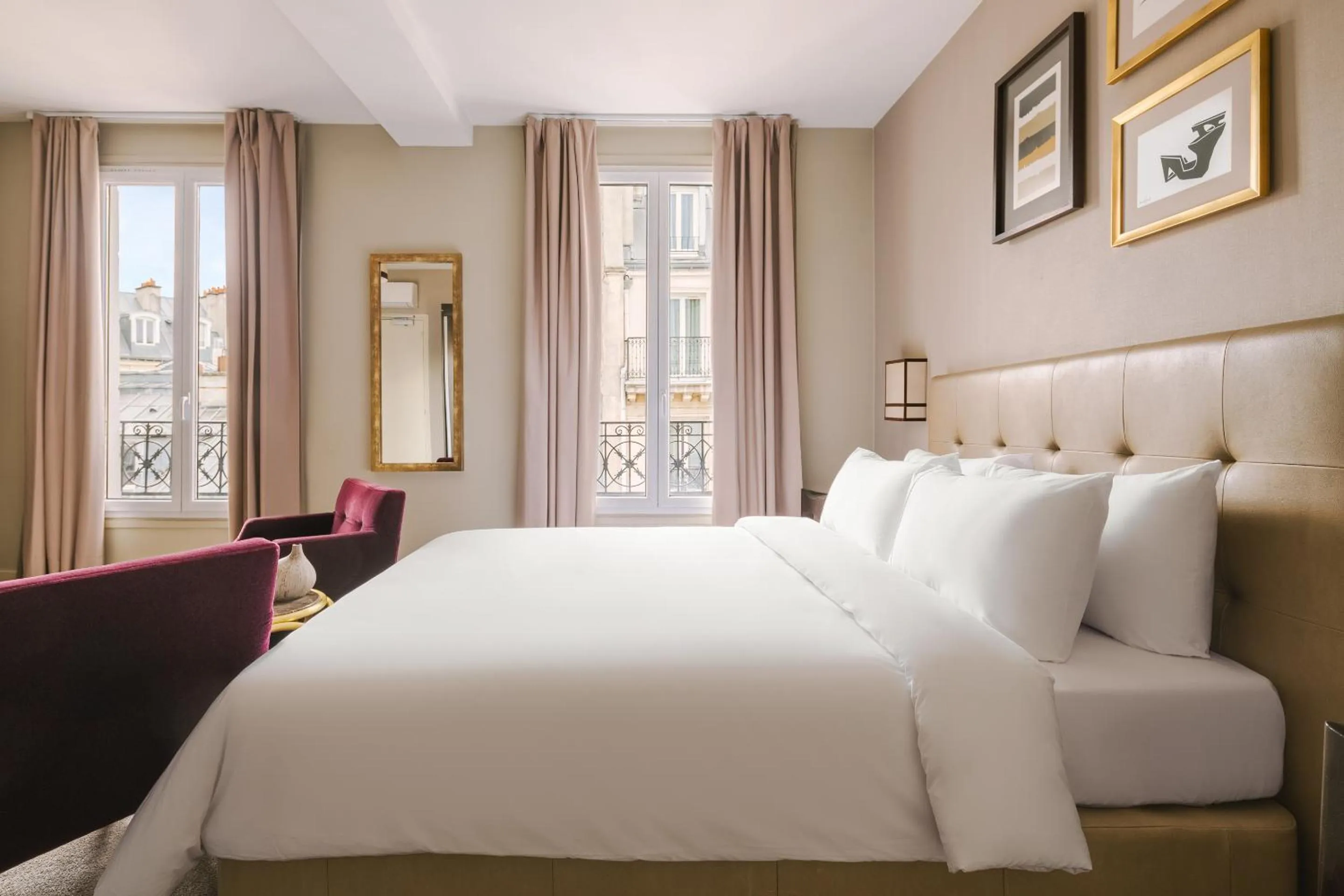 Deluxe Queen Room in Le Frochot Hotel Pigalle, Sonder by Marriott Bonvoy