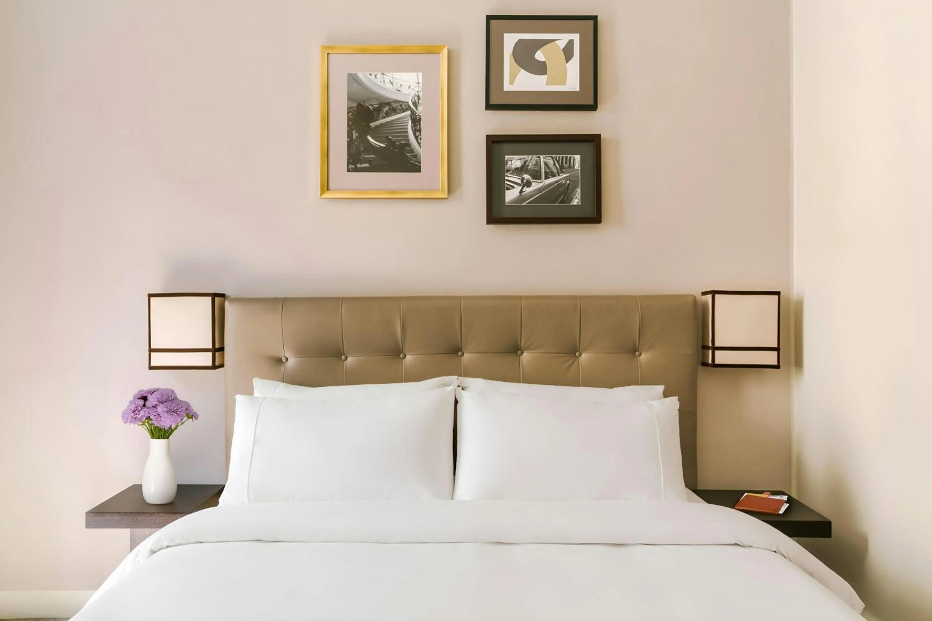 Bedroom, Bed in Le Frochot Hotel Pigalle, Sonder by Marriott Bonvoy