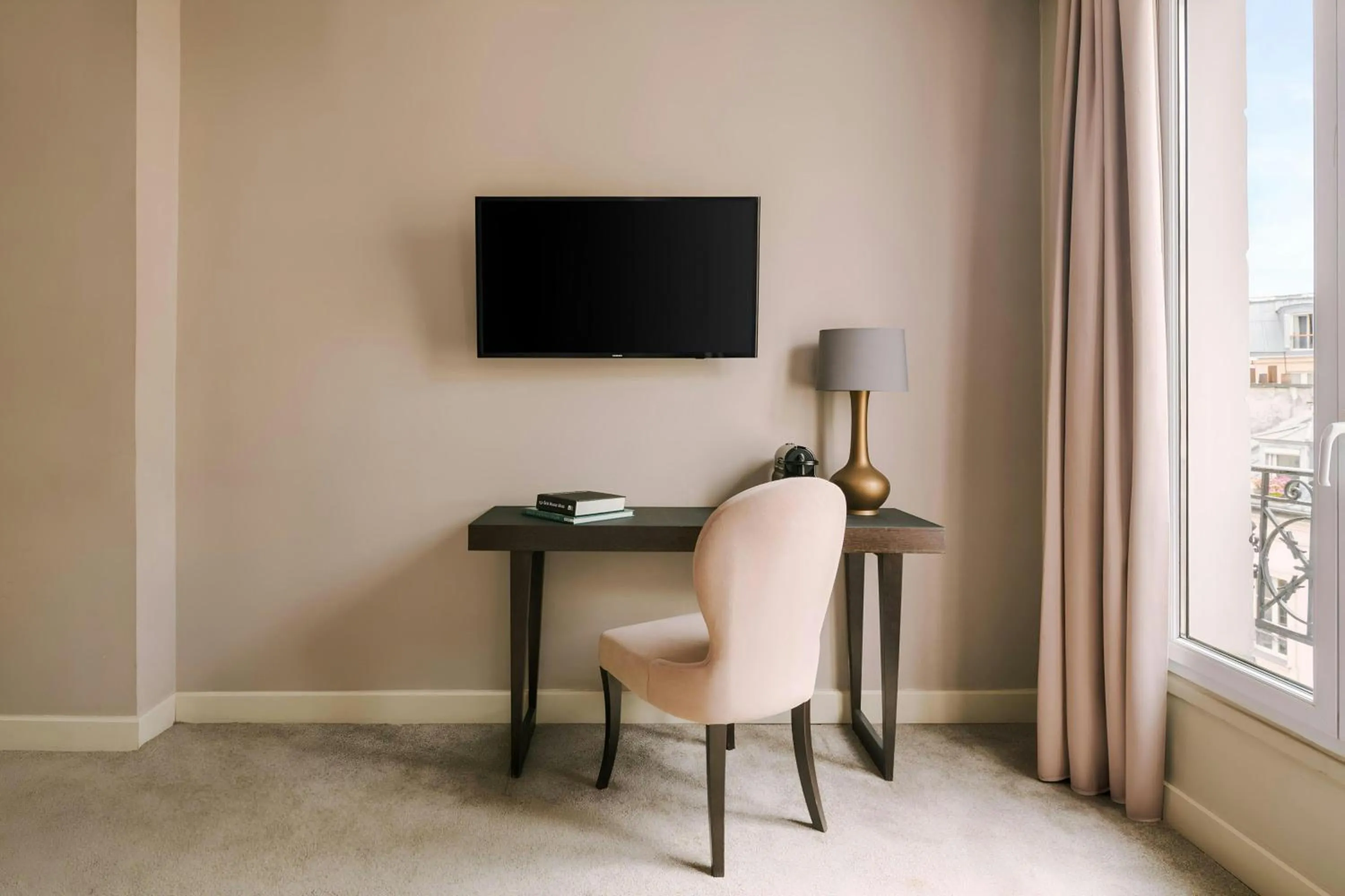 Bedroom in Le Frochot Hotel Pigalle, Sonder by Marriott Bonvoy