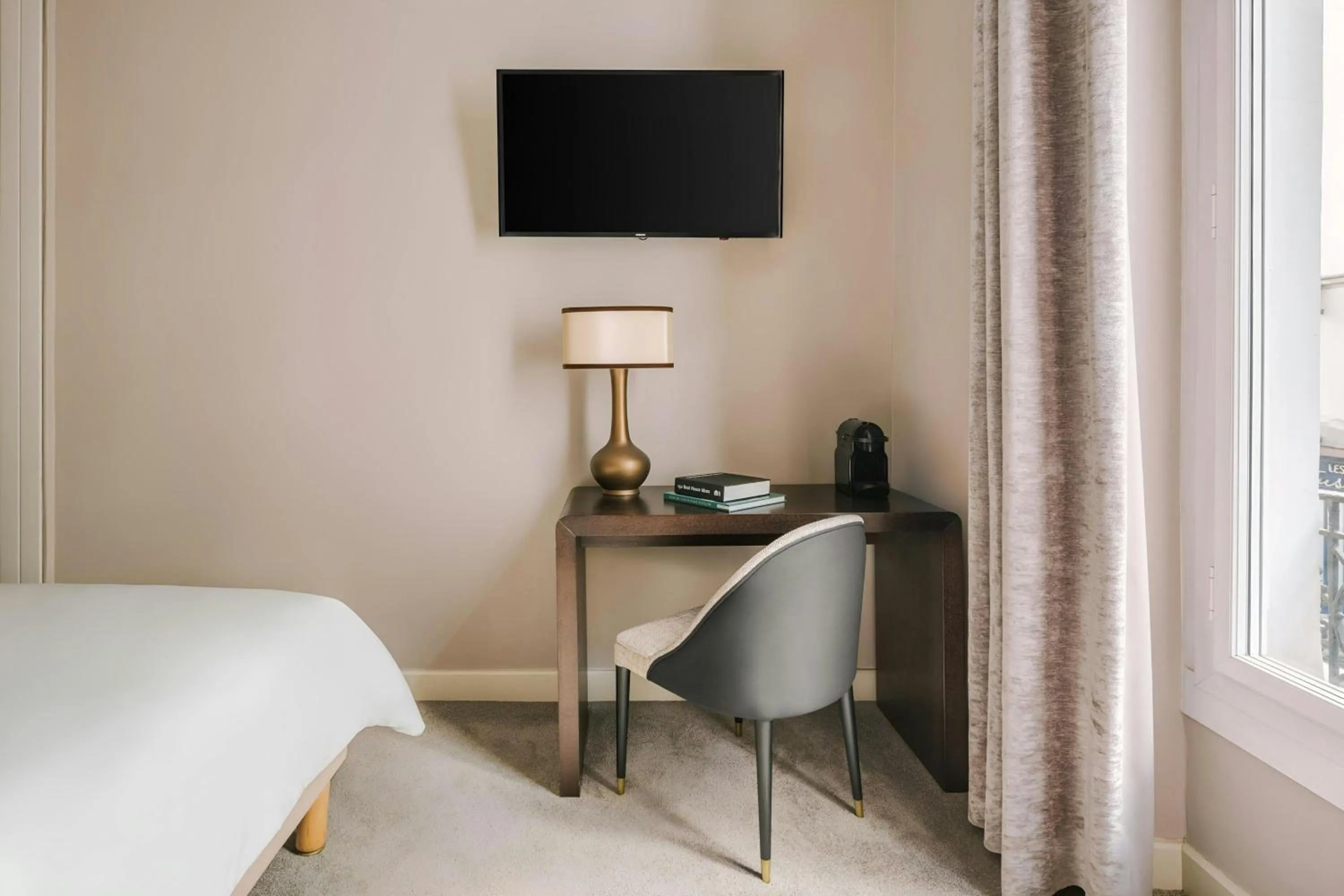 Bedroom, Bed in Le Frochot Hotel Pigalle, Sonder by Marriott Bonvoy