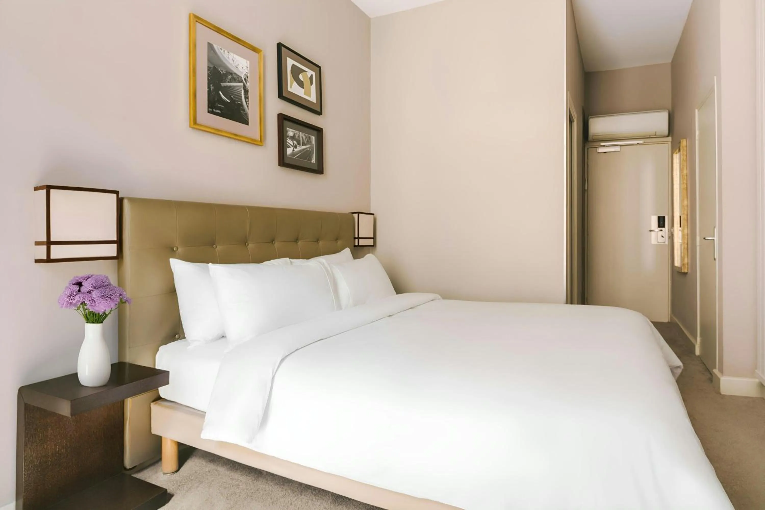 Bedroom, Bed in Le Frochot Hotel Pigalle, Sonder by Marriott Bonvoy