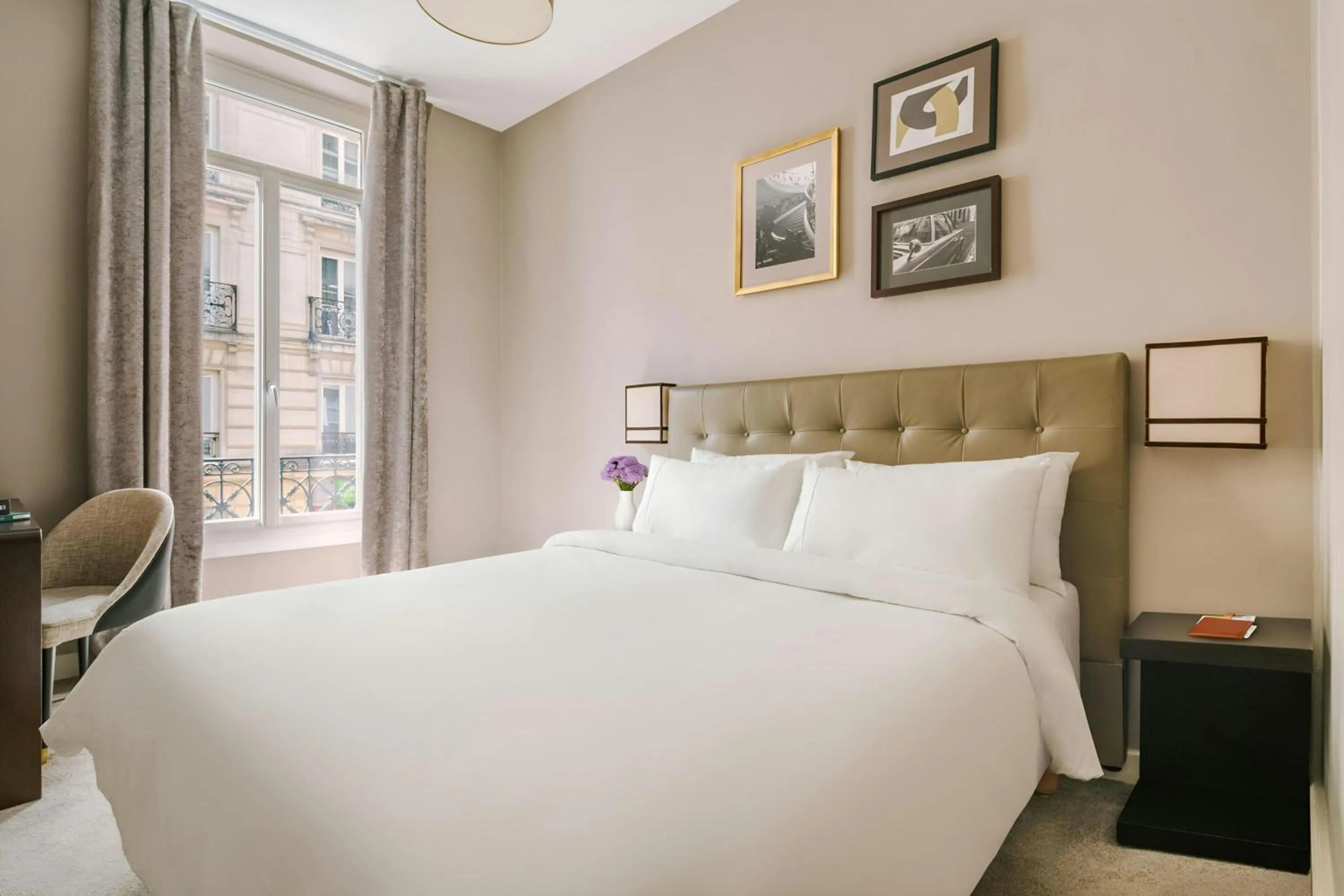 Bedroom, Bed in Le Frochot Hotel Pigalle, Sonder by Marriott Bonvoy