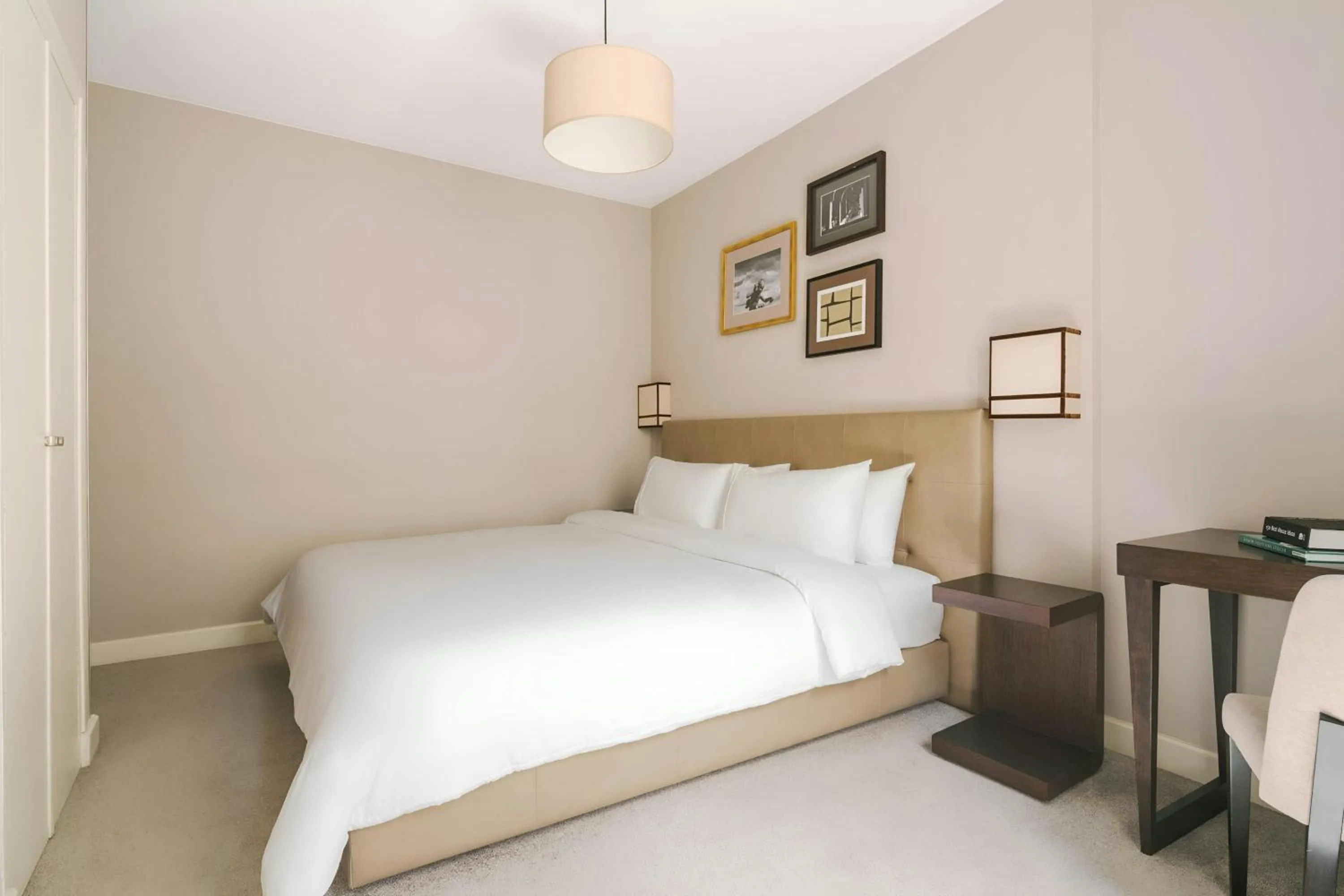 Bedroom, Bed in Le Frochot Hotel Pigalle, Sonder by Marriott Bonvoy