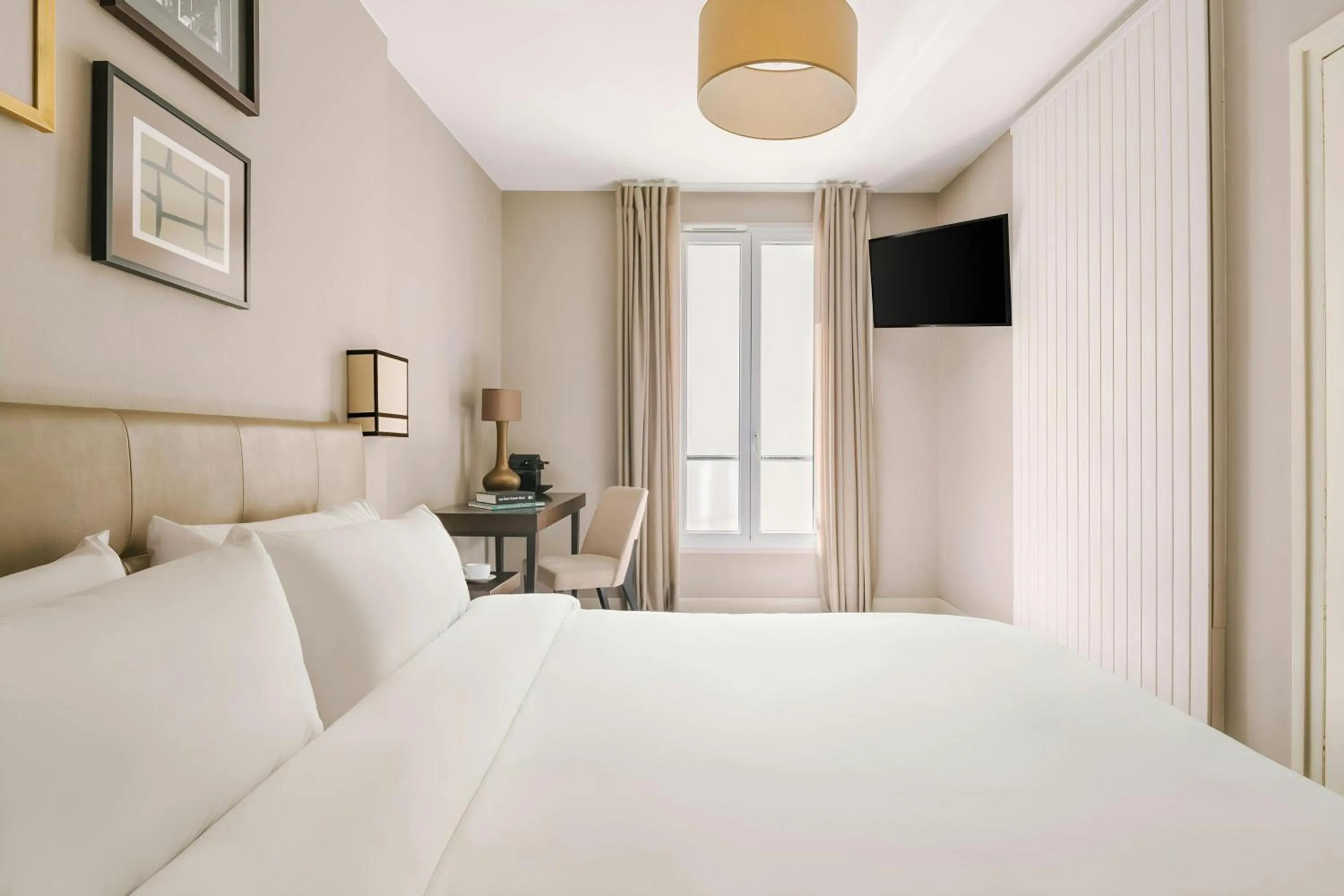 Bedroom, Bed in Le Frochot Hotel Pigalle, Sonder by Marriott Bonvoy