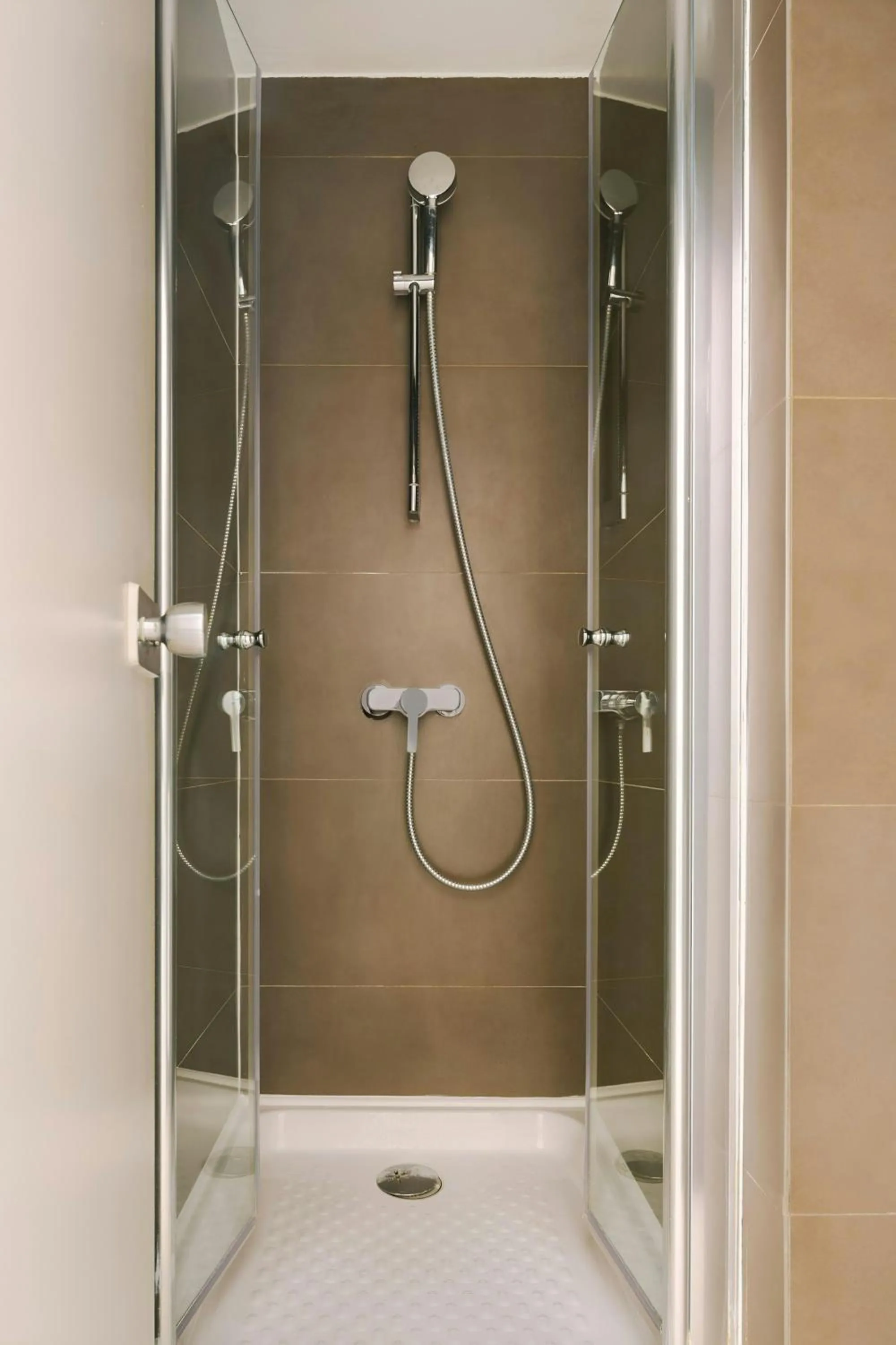 Bathroom in Le Frochot Hotel Pigalle, Sonder by Marriott Bonvoy