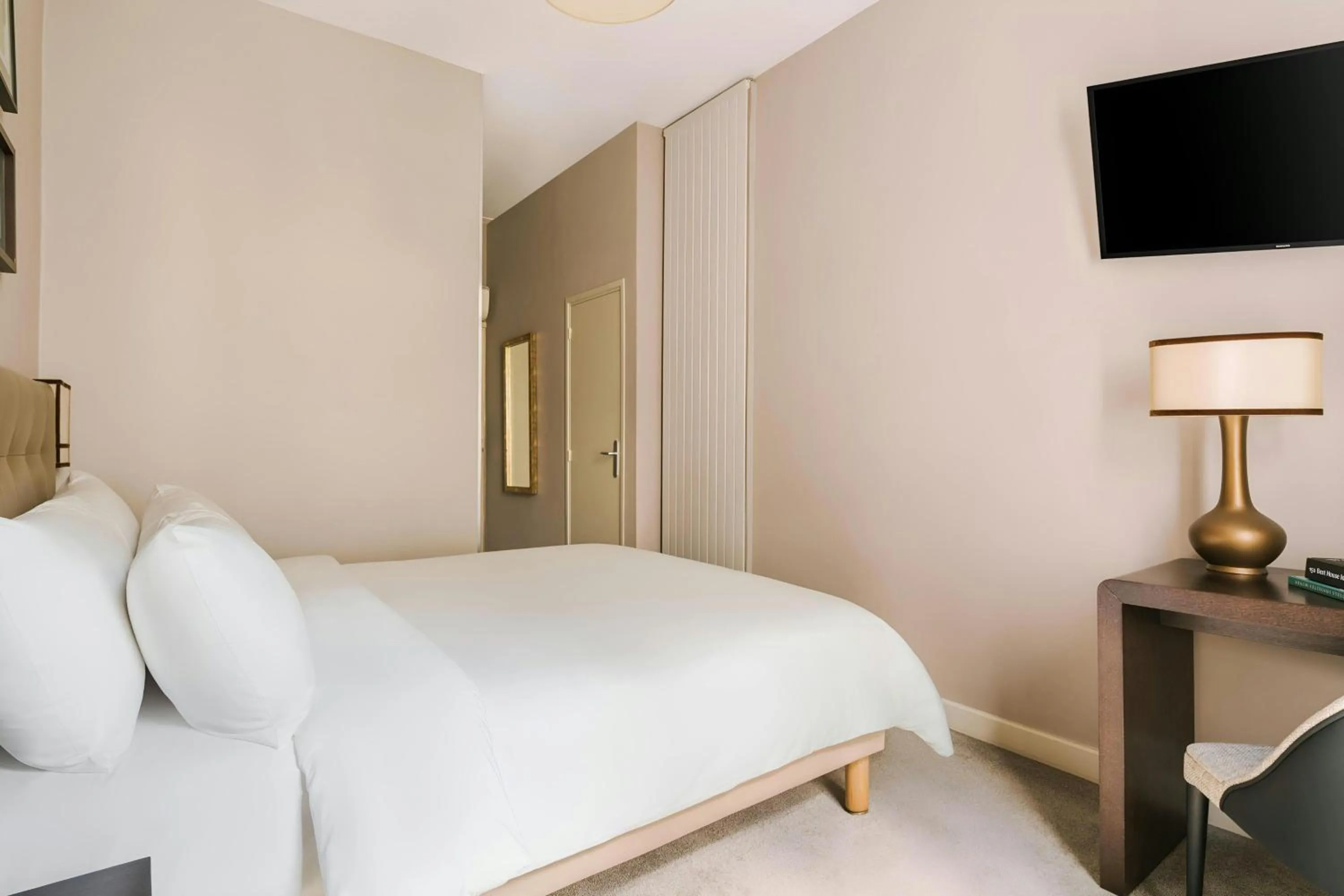 Bedroom, Bed in Le Frochot Hotel Pigalle, Sonder by Marriott Bonvoy
