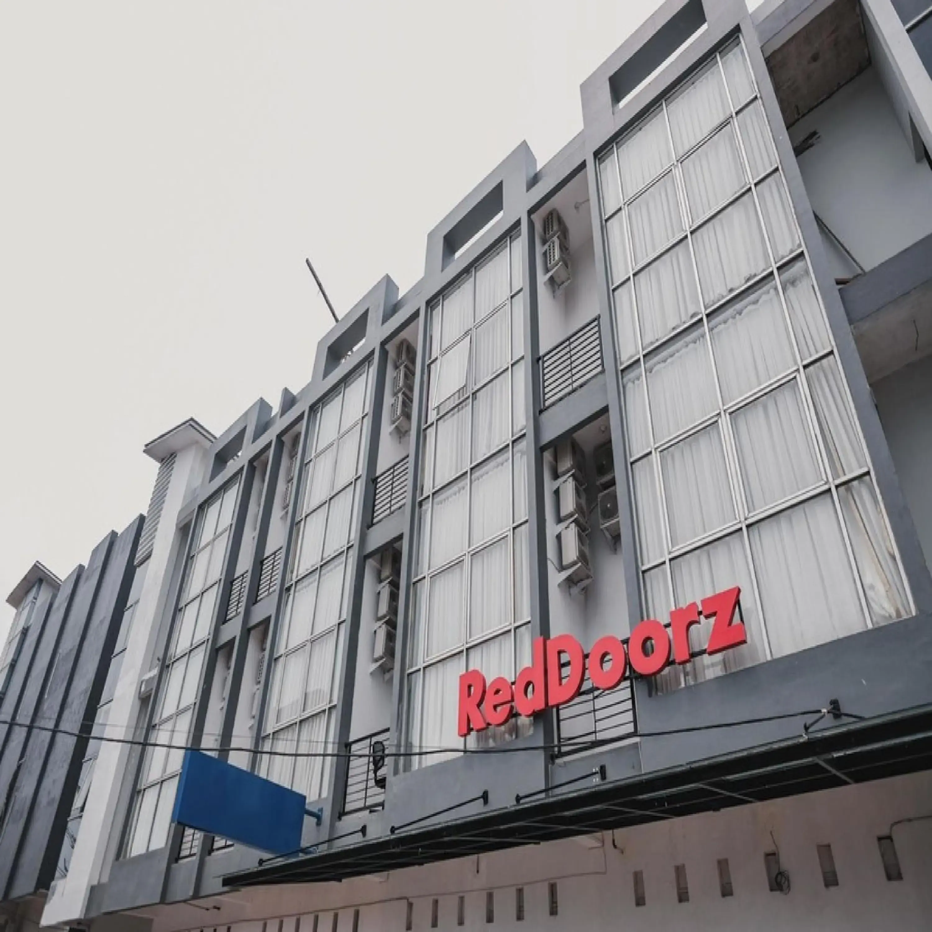 Property building in RedDoorz @ Jalan Sukabangun 2 Palembang Property building in RedDoorz @ Jalan Sukabangun 2 Palembang